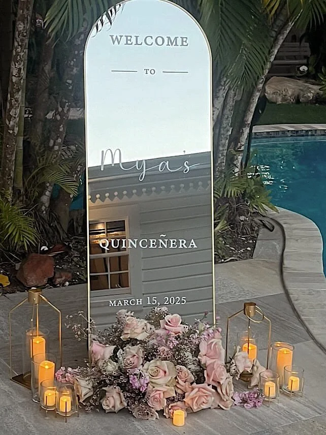 Officially playing catch up on posting all the beautiful events I had the privilege of being a part of before going on maternity leave! Starting off strong with this stunning welcome sign/seating chart mirror combo 🤩

Blush blooms, soft candlelight,