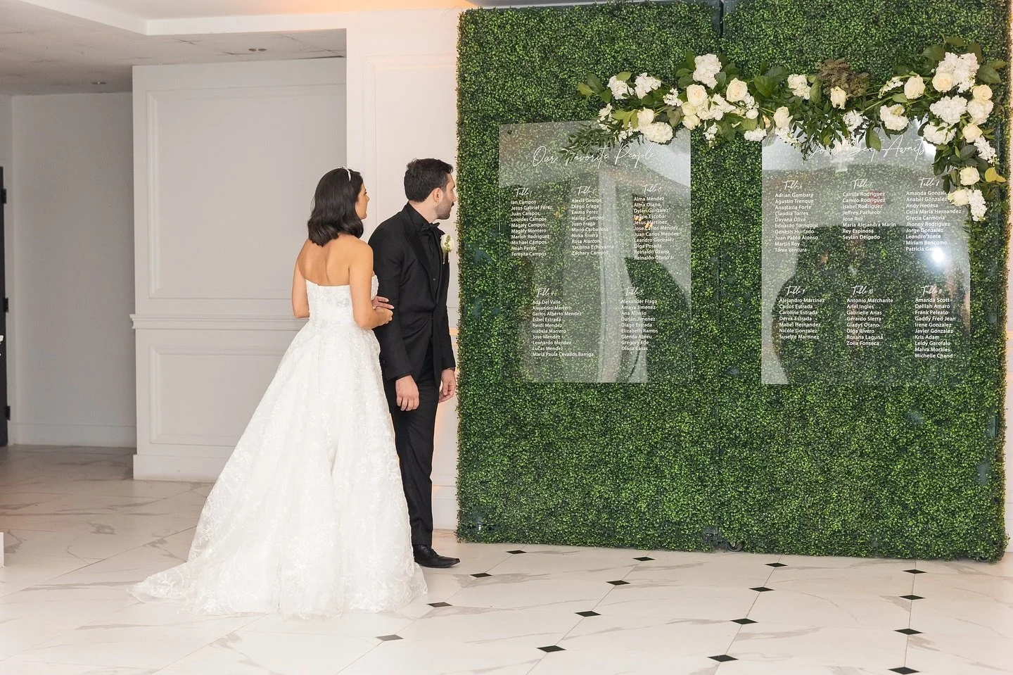 Proof that your seating chart can be both functional and fabulous ✨ 

Your seating chart should be more than a list of names, it should be a moment! This grass wall? A total showstopper and the perfect photo spot for the couple and their guests. 

Wo