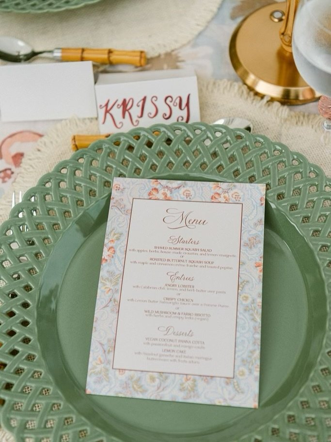 Fun whimsical calligraphy place cards that truly complement this lovely table scape 🩷 

How stunning is this burgundy color scheme? I love the fall &amp; all the gorgeous colors that come with the season!! Thank you @dandscreationsco for reaching ou