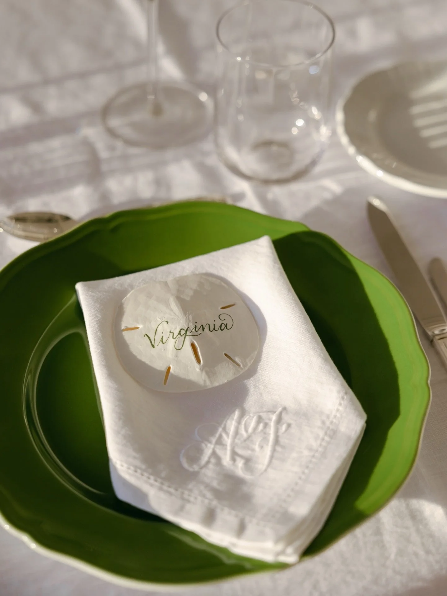 A favorite from last season &amp; the prettiest way to find your seat. Forever obsessed with these sand dollar place cards! There&rsquo;s just something about calligraphy on natural textures that hits different every time 🤌🏼✨