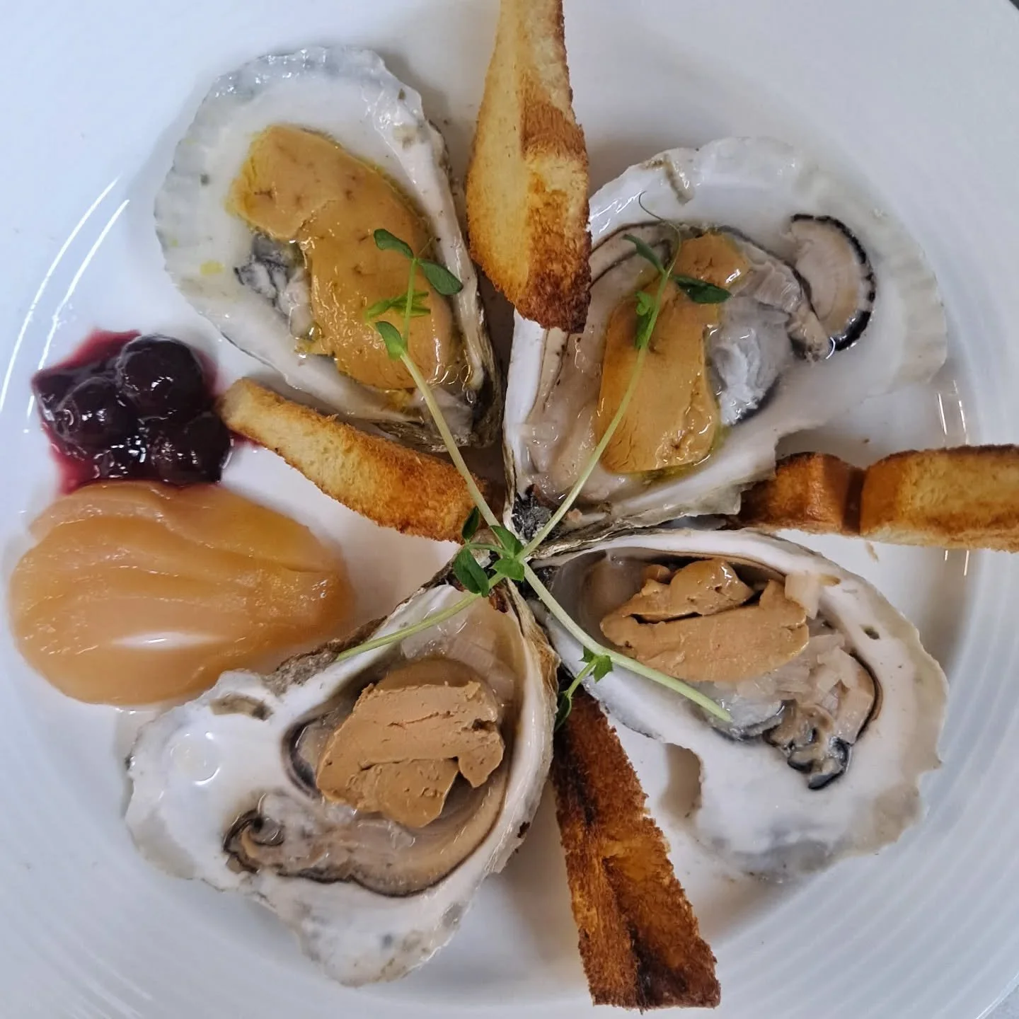 Foie gras and @tallmuthashucka oysters ✨️🦪 can't miss this chef's kiss!

🌻

#foiegras #oysters #frenchcuisine #datenight #sunflower