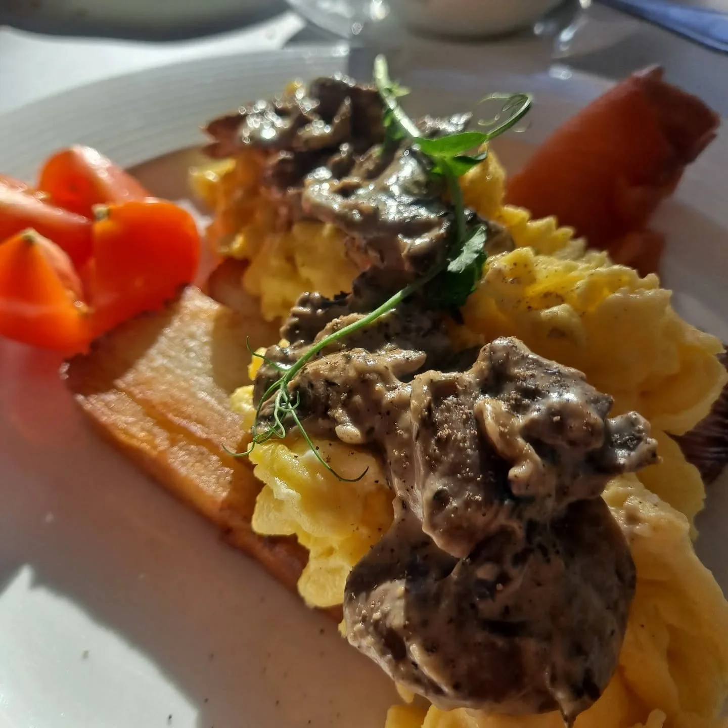 Weekend brunches start the week off right!

🌻

#brunch #bestbrunch #sunflower #frenchfood #frenchcuisine bayport