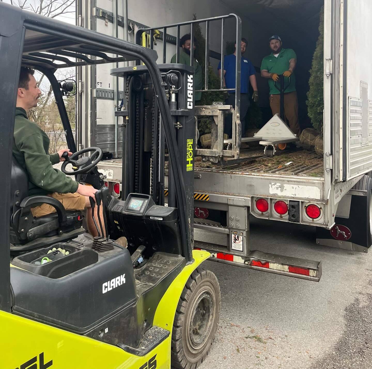 🚚🌳 The first truck of the season has arrived at Frank Otte Nursery!
We&rsquo;re kicking things off with our first load of beautiful trees and shrubs &mdash; and we&rsquo;re expecting two more trucks later today! 🌿🌸
Stop on in and check out our gr