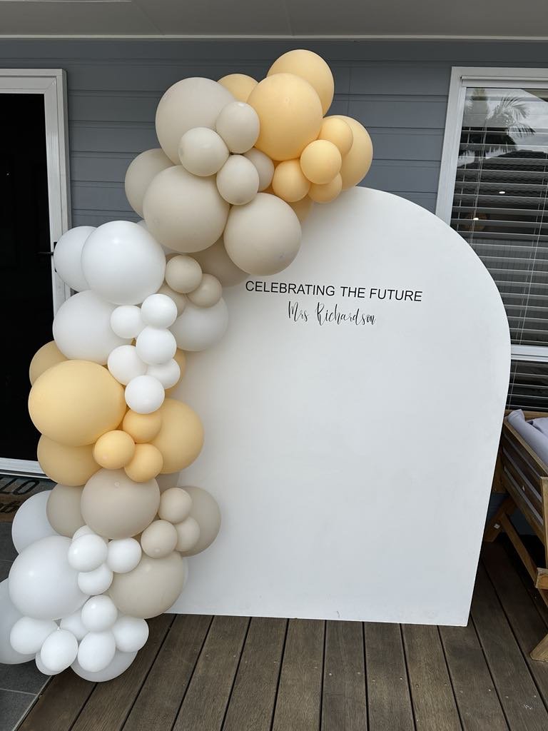 White Arch Backdrop Small Package Includes:
24 Hour backdrop Hire.
Custom wording up to 20 characters (additional characters available).
Custom balloon garland up to 3 colours (please see balloon colour choice images) OR dried flower arrangement.