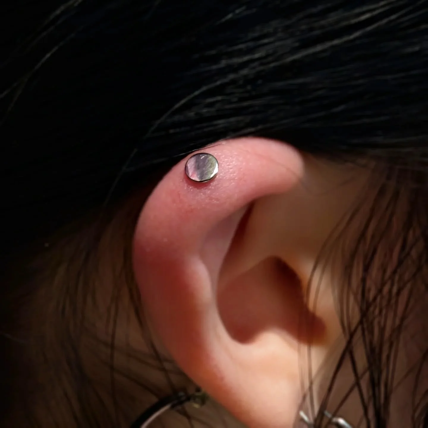 There's been a crazy influx of vertical helix piercings lately, and lemme tell you WHAT- I'm not even a little mad about it. 
Appointments available through the link in my bio, walk ins also welcome! 

140 6th Street
Downtown PGH
15222

#pghjewelry #