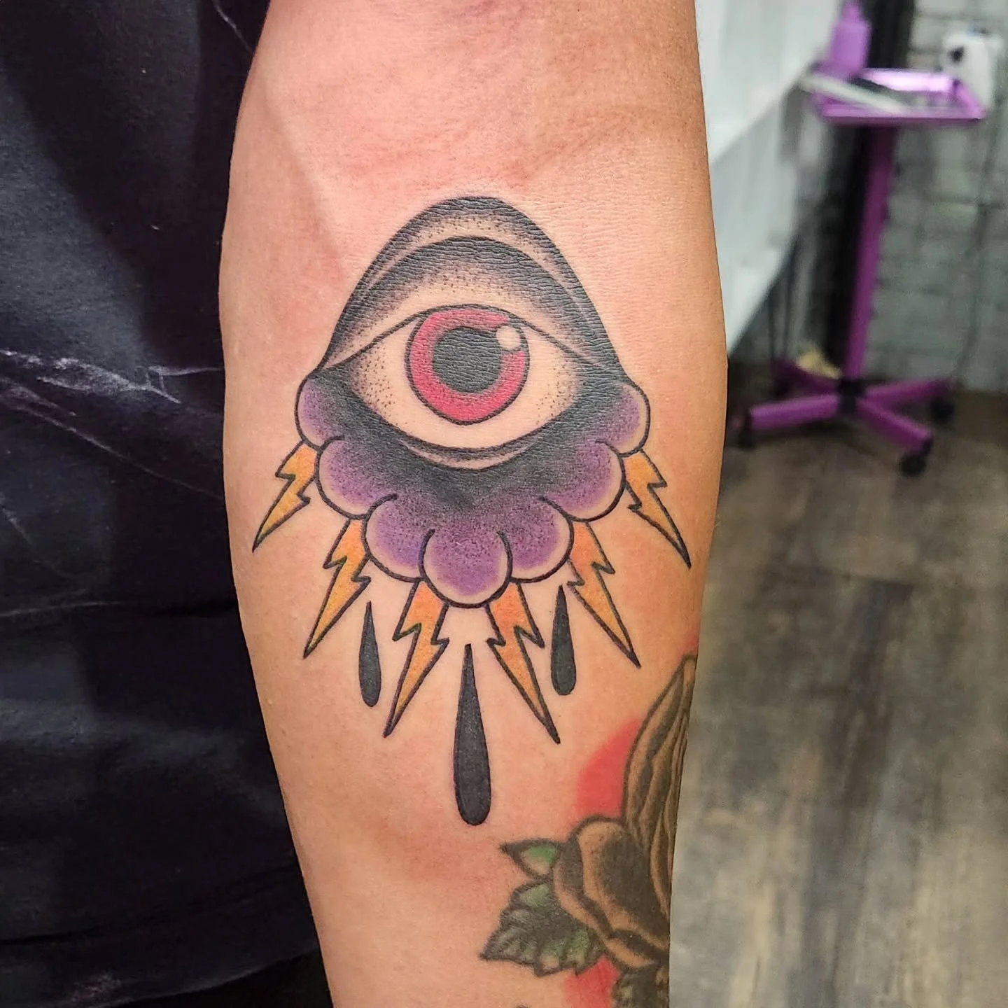 Just rocked out this sweet traditional tattoo. 
14rs 
5rl
11cm
Thanks for looking
.
.
.
.
#tattoo #tattoos #ink #tattooartist #inked #art #tattooart #tattooed #tattooideas #tattoolife #artist #tattoodesign #blackwork #pittsburghpa #pensylvania #tatto