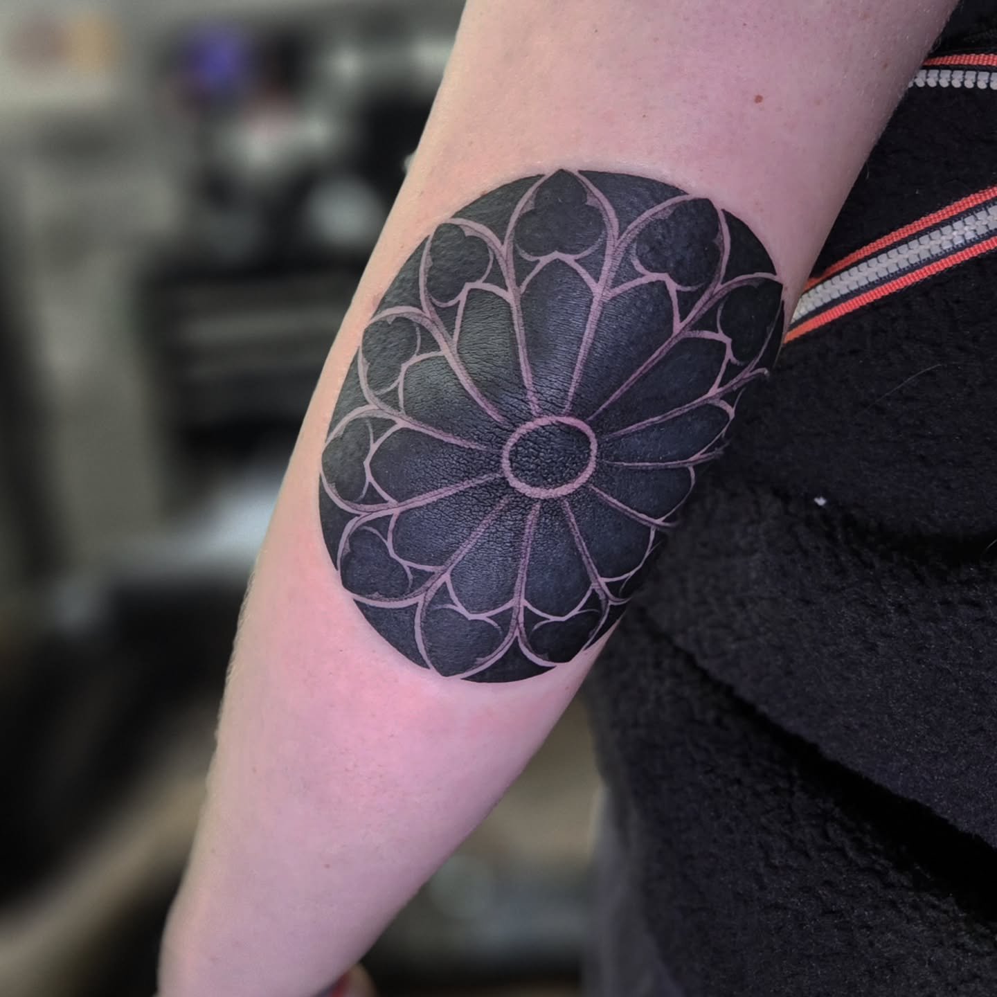 Cathedral window in the elbow
Was a time consuming hideous task but enjoyed tattooing this. Thank you for swinging by @aubreyr117 
Thanks for looking
.
.
.
.
.
#tattoo #tattooer #cathedral #architecture #architecturetattoo #elbowtattoo #blackwork #fi