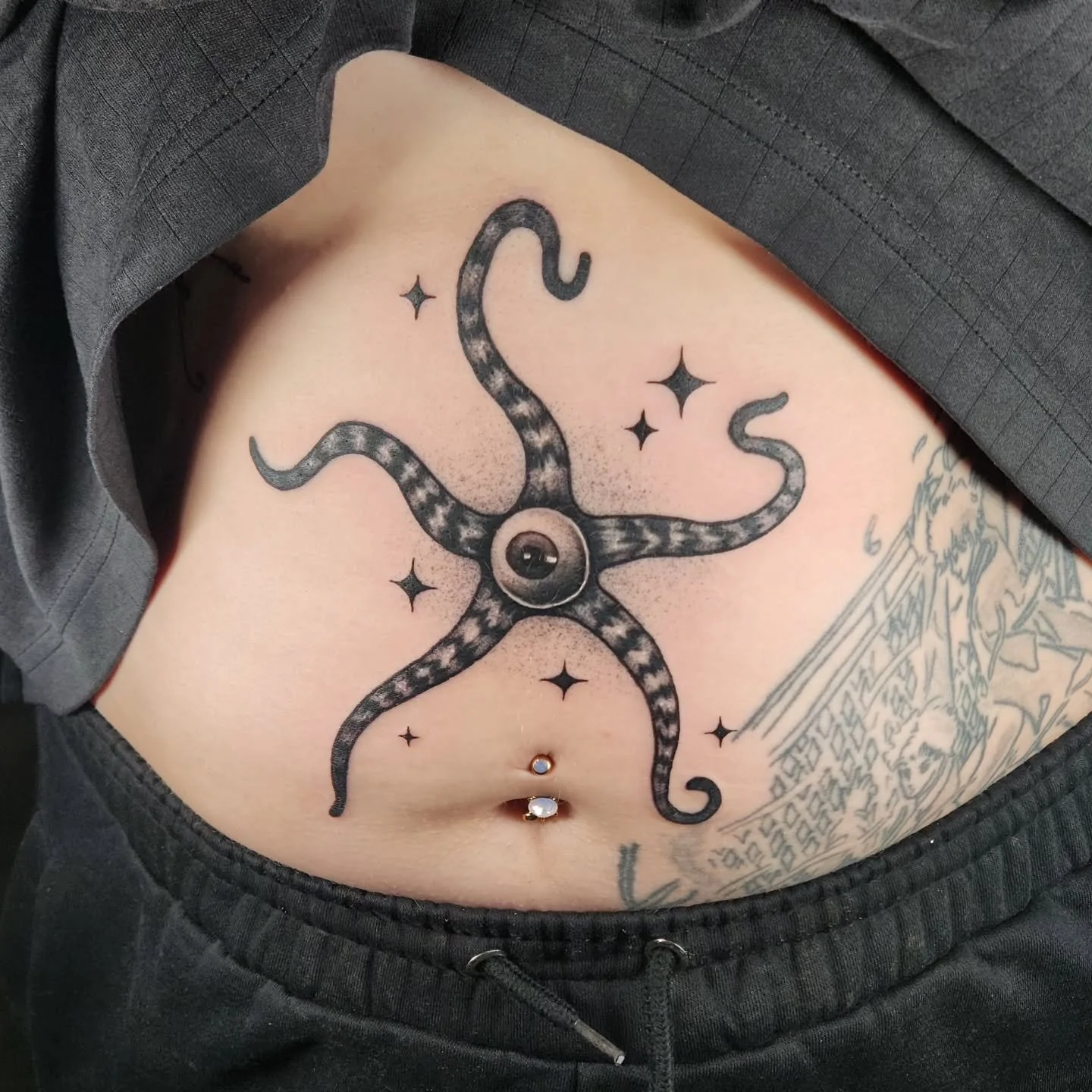 Psycho starfish 
Books always open for this style
Thanks for looking
.
.
.
#tatoo #tattooer #blackandgrey #stomachtattoo #gothstyle