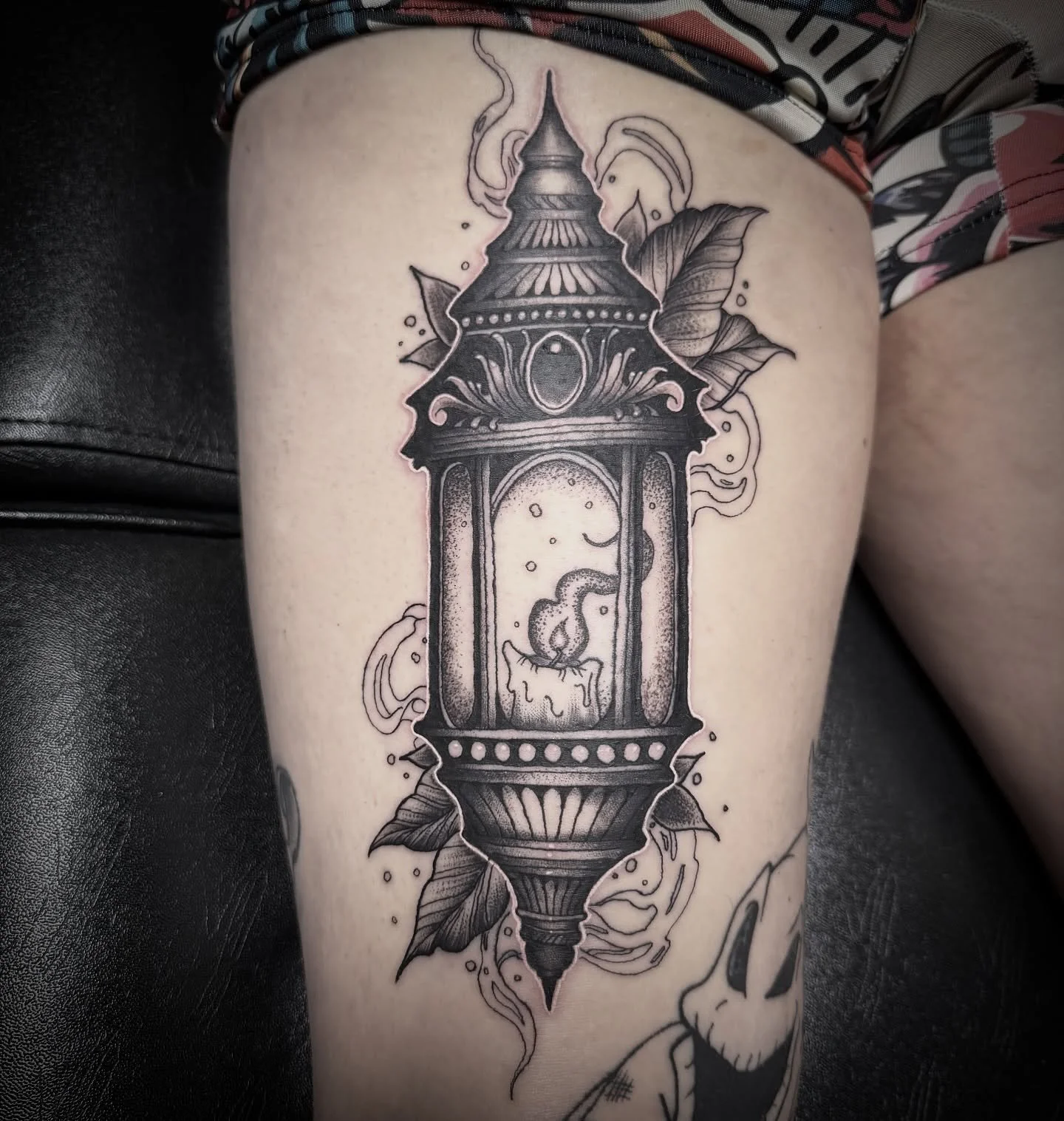 Huge thanks to my good friend @whitcharae for getting this Lantern design I drew up a couple years ago! Also huge props to you Whitney for sitting so well for such a painful spot! 

Not  a single tear was shed in the making of this tattoo
