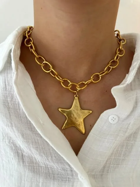 Chunky Gold Star Necklace Close-Up