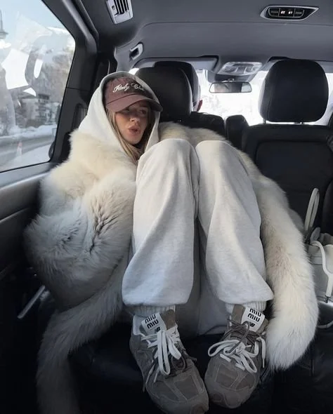 Long Fur in Transit: Luxe Layers on the Go