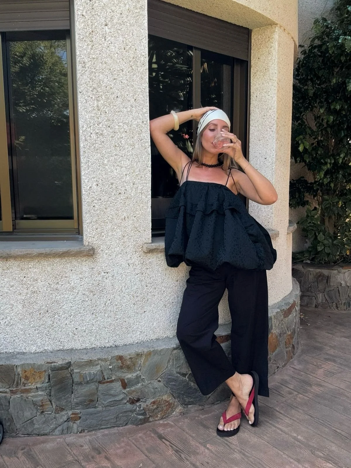 Apéro-Ready in Milos: Headscarf and Flowy Layers