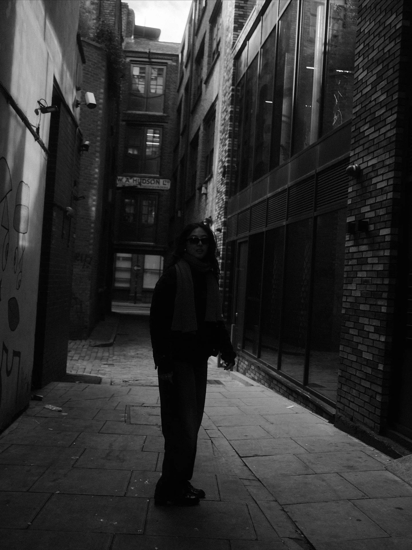 london is 
@youuciaoo 
[1-4]
#photographer #photography #portrait #blackandwhite #blackandwhitephotography #bw #bwphoto #london #berlin #lausanne #photocinematic #cinematic #portraits