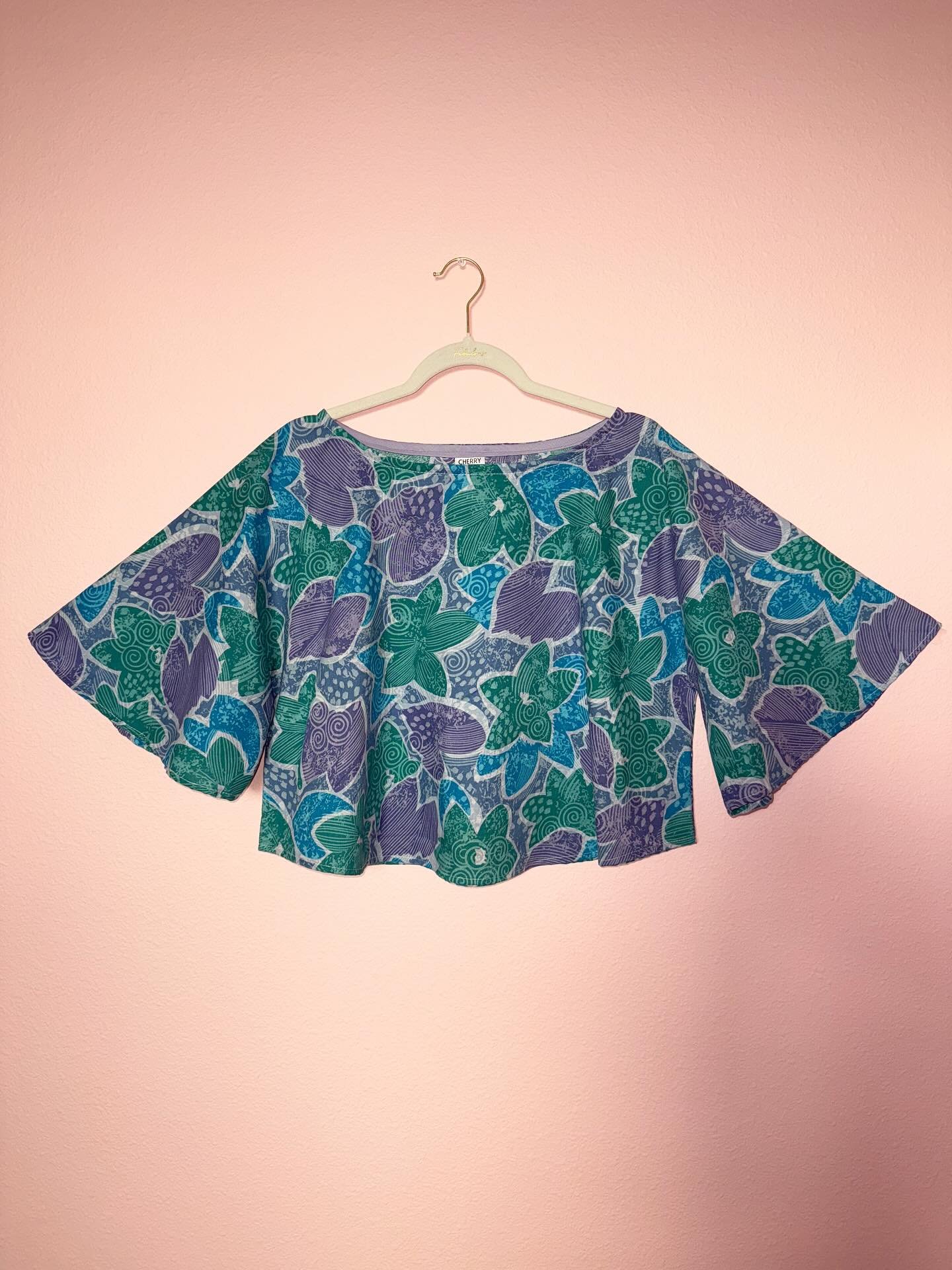 The Angel blouse in funky floral is perfect for a whimsical summer outfit. Handmade in Florida from secondhand 100% cotton fabric 🍃 ♻️ 🪡
#slowfashion #slowfashionmovement #sustainablefashion #slowfashiondesigner