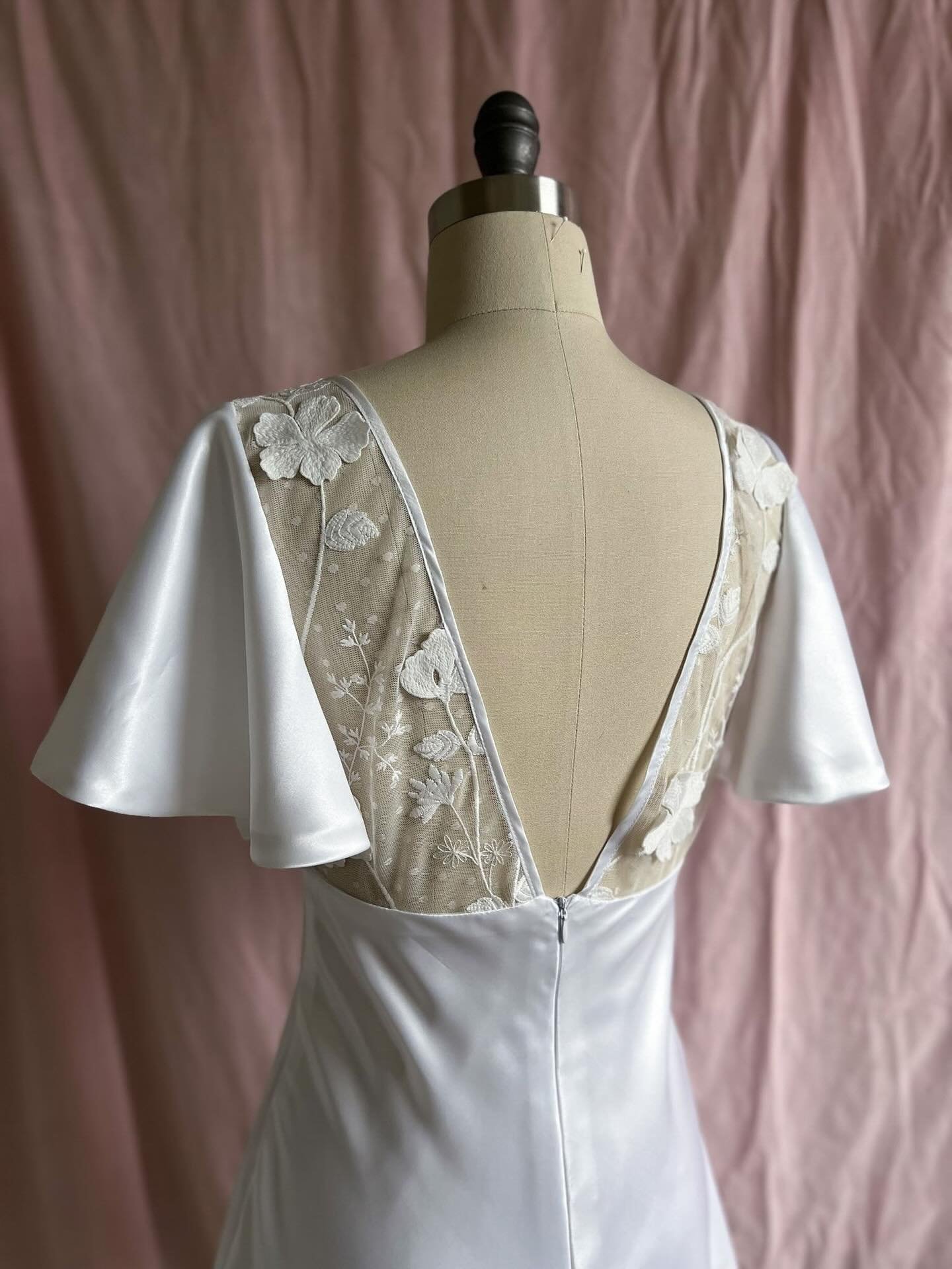 Bridal mini “Delilah” - sample size 36 chest, 27.5” waist. On sale for $95 (originally $145) & ready to ship โจ
#slowfashion #slowfashionbride #bridalminis #bridalmini #littlewhitedress
