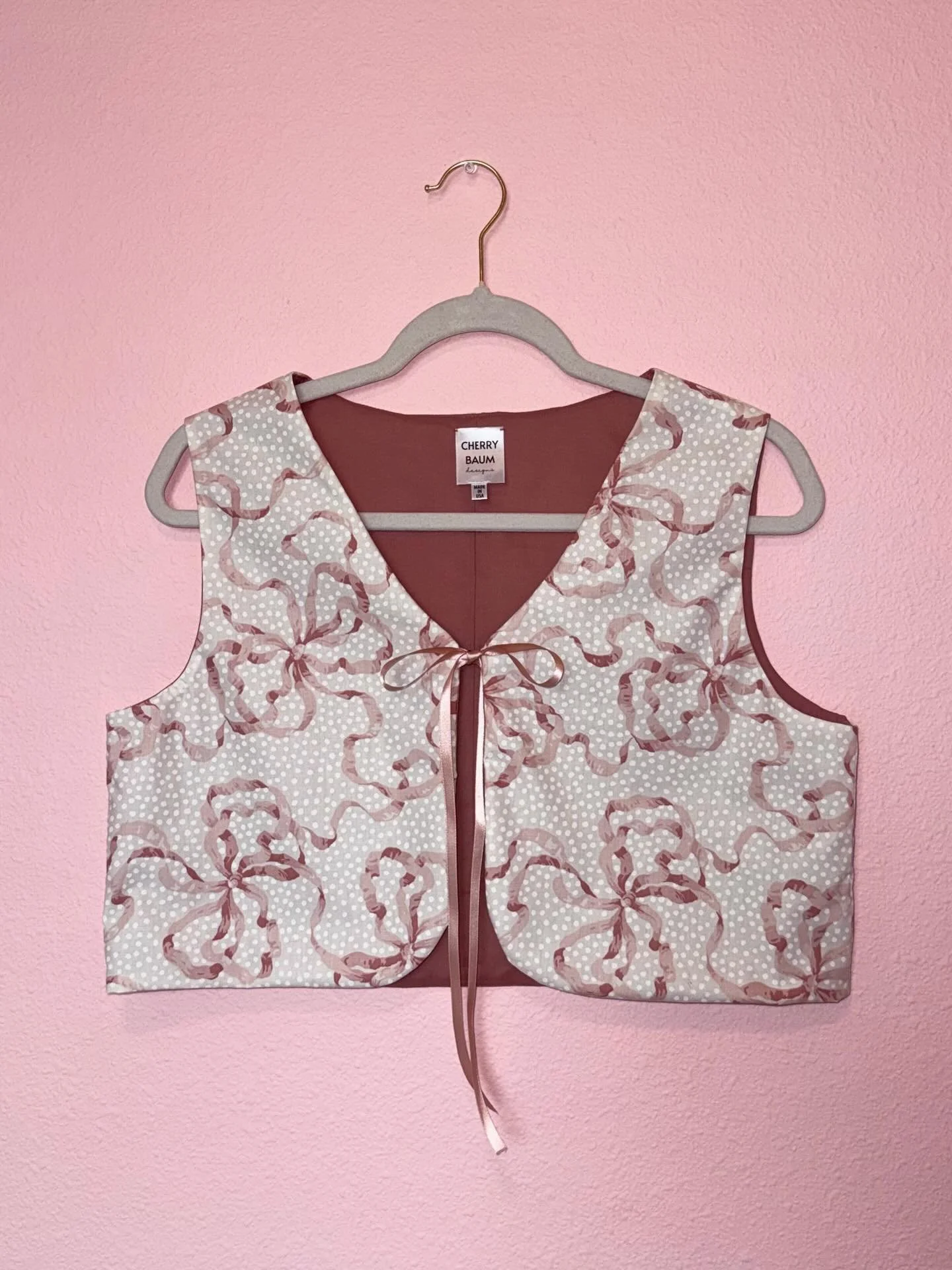 I love making these ribbon tie vests 🪡  All three are available on my website 🥰

#slowfashion #slowfashionbrand #sustainablefashion #thisisnotfastfashion