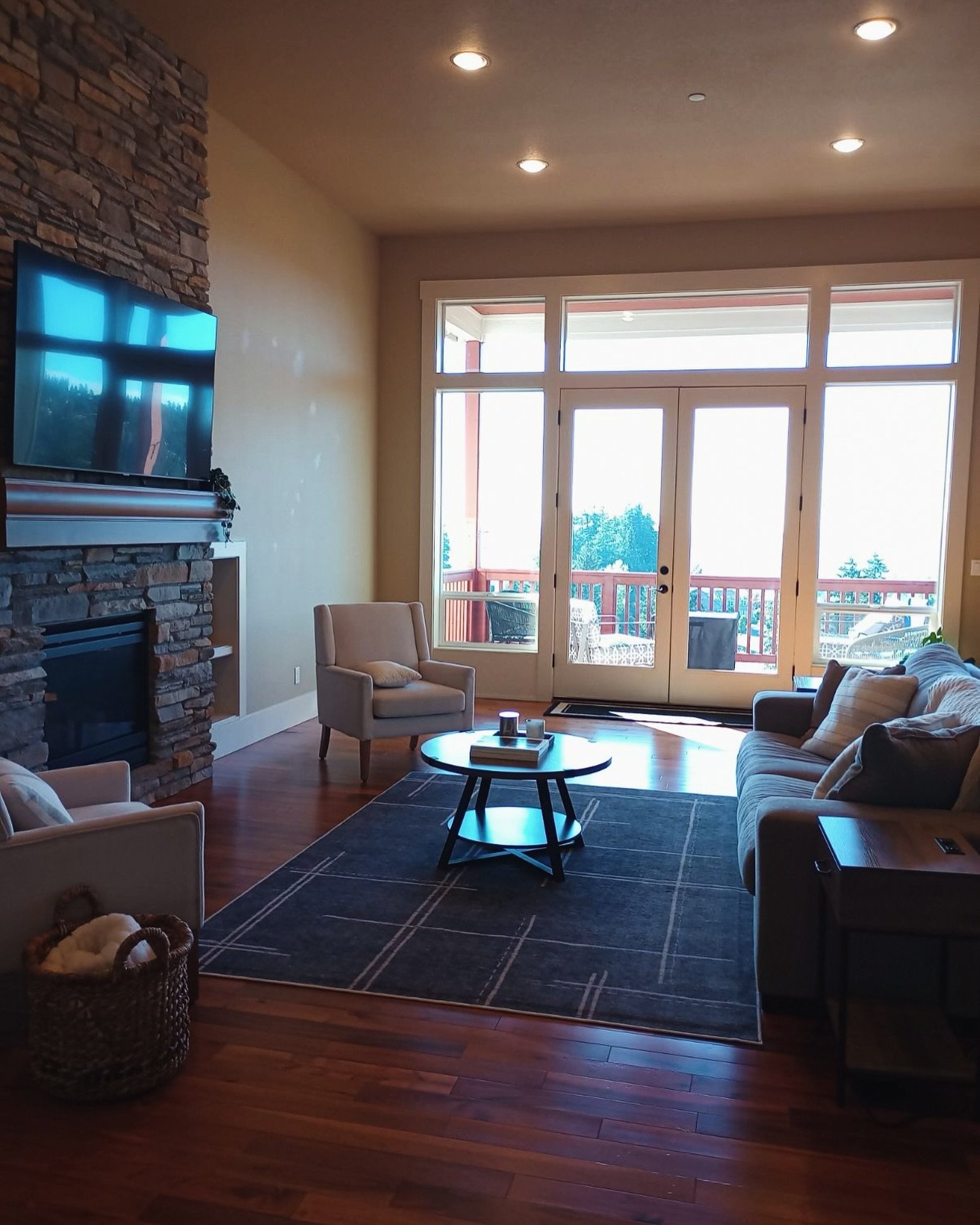 Why is it important to have your home cleaned regularly? Here are some reasons! π§½
-reduces dust, allergens, and harmful bacteria such as mold, helping to prevent illness and improve overall health
-promotes mental well-being, reducing stress and cr