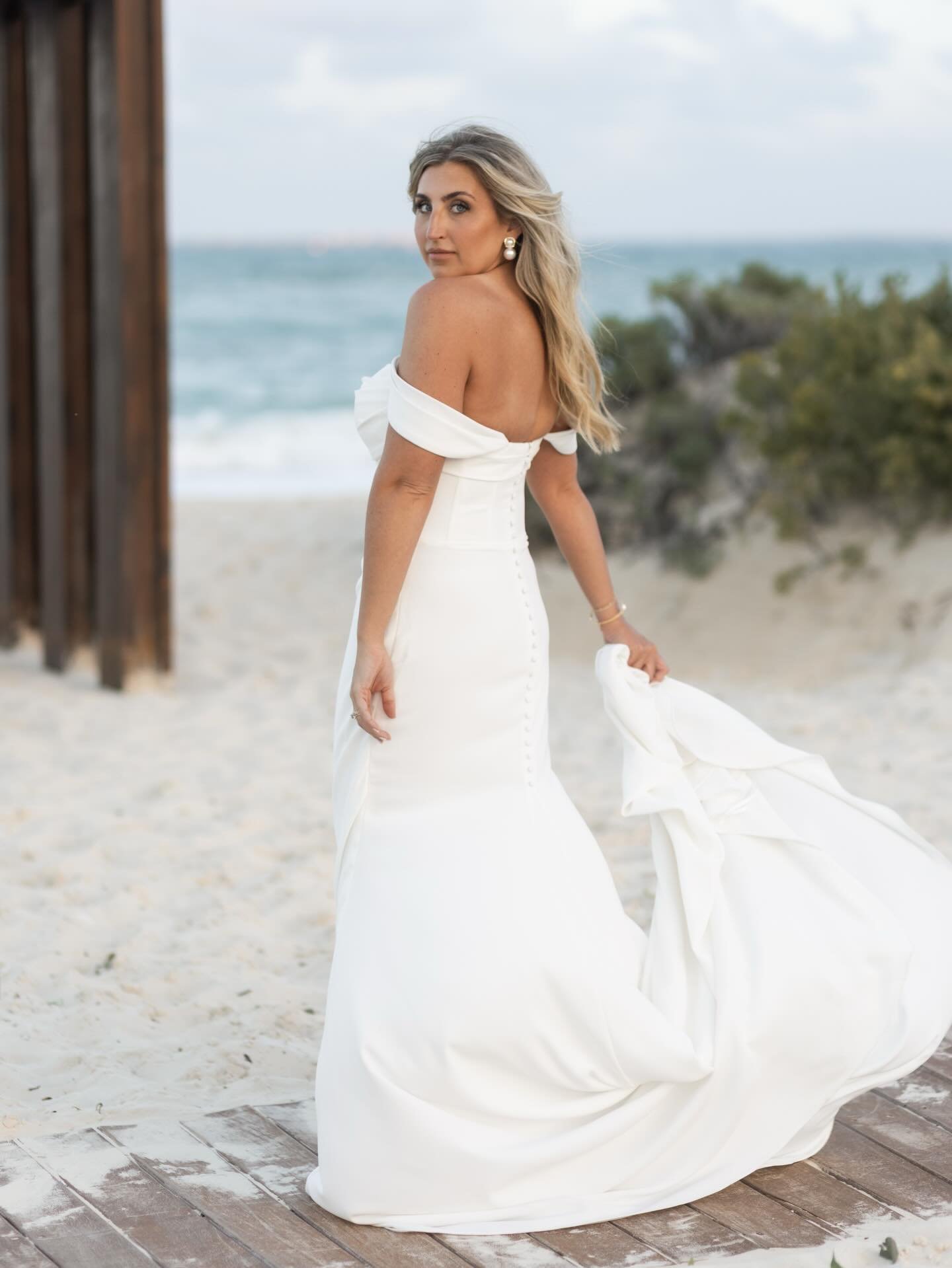 There&rsquo;s a certain quiet magic in the getting-ready hours, the kind of magic only a bride feels. ✨
Here mornings begin softly, with the ocean breathing against the windows and the promise of a new chapter settling gently into the room. 🌿
Her dr