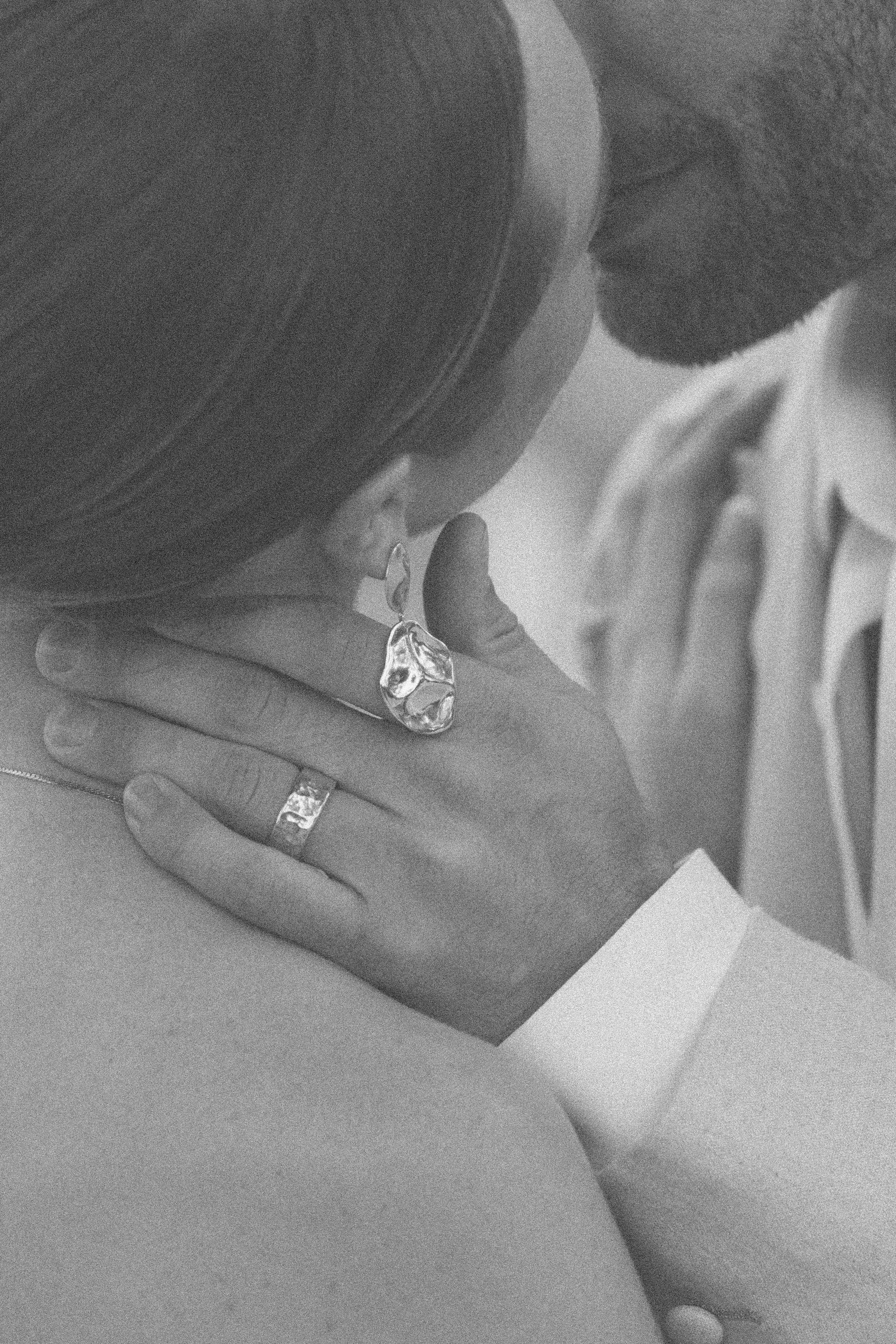 the hand of the groom loving and carefully touching her new wife, this newly wed photo session in blue venado take care of the style of two people having their dreams come true. #rivieramaya #bluevenadoweddings #weddingphotographer #destinationweddin