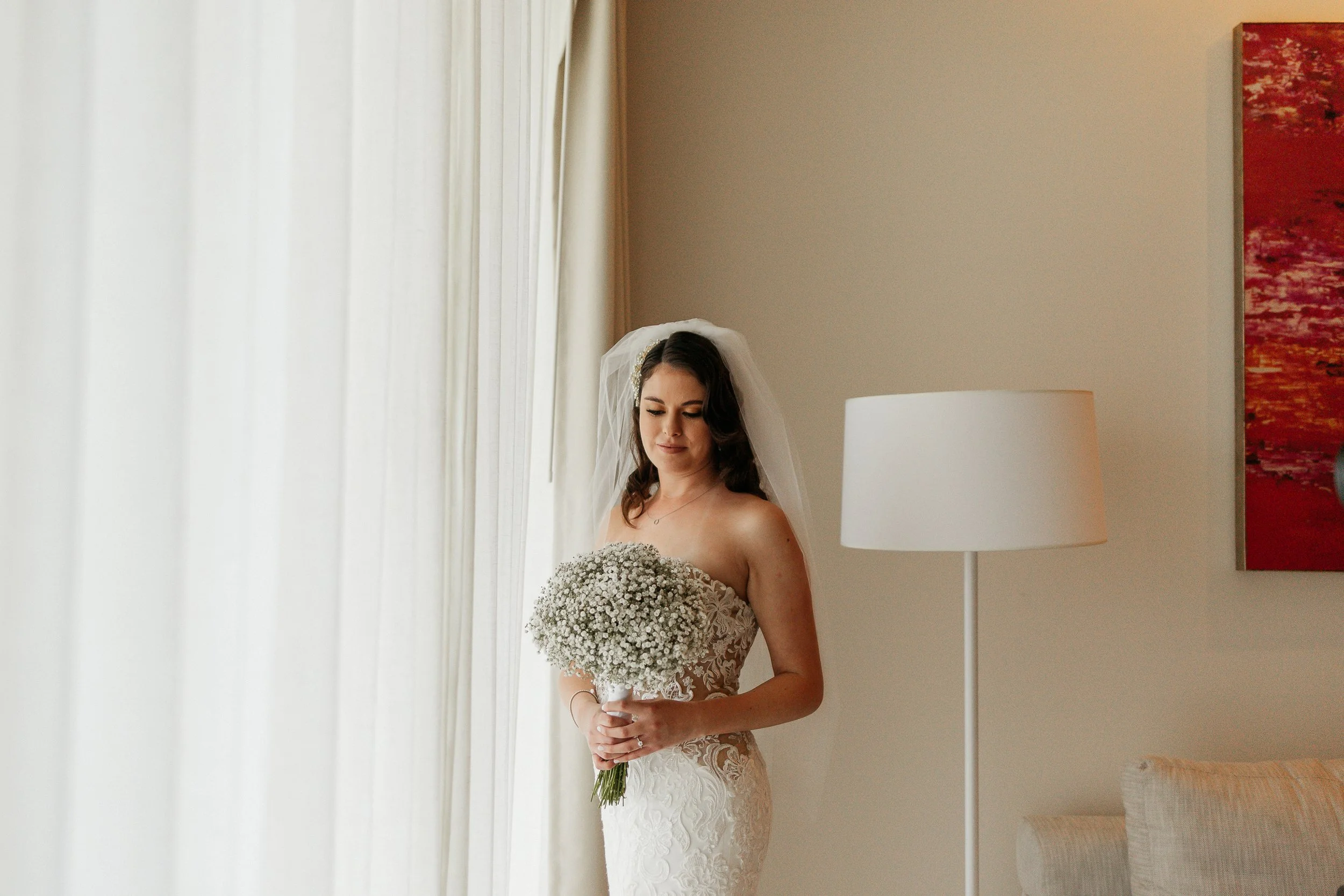 wedding photography of a bride in Barcelo Riviera Maya, totally dressed in white waiting for the moment to walk to the aisle