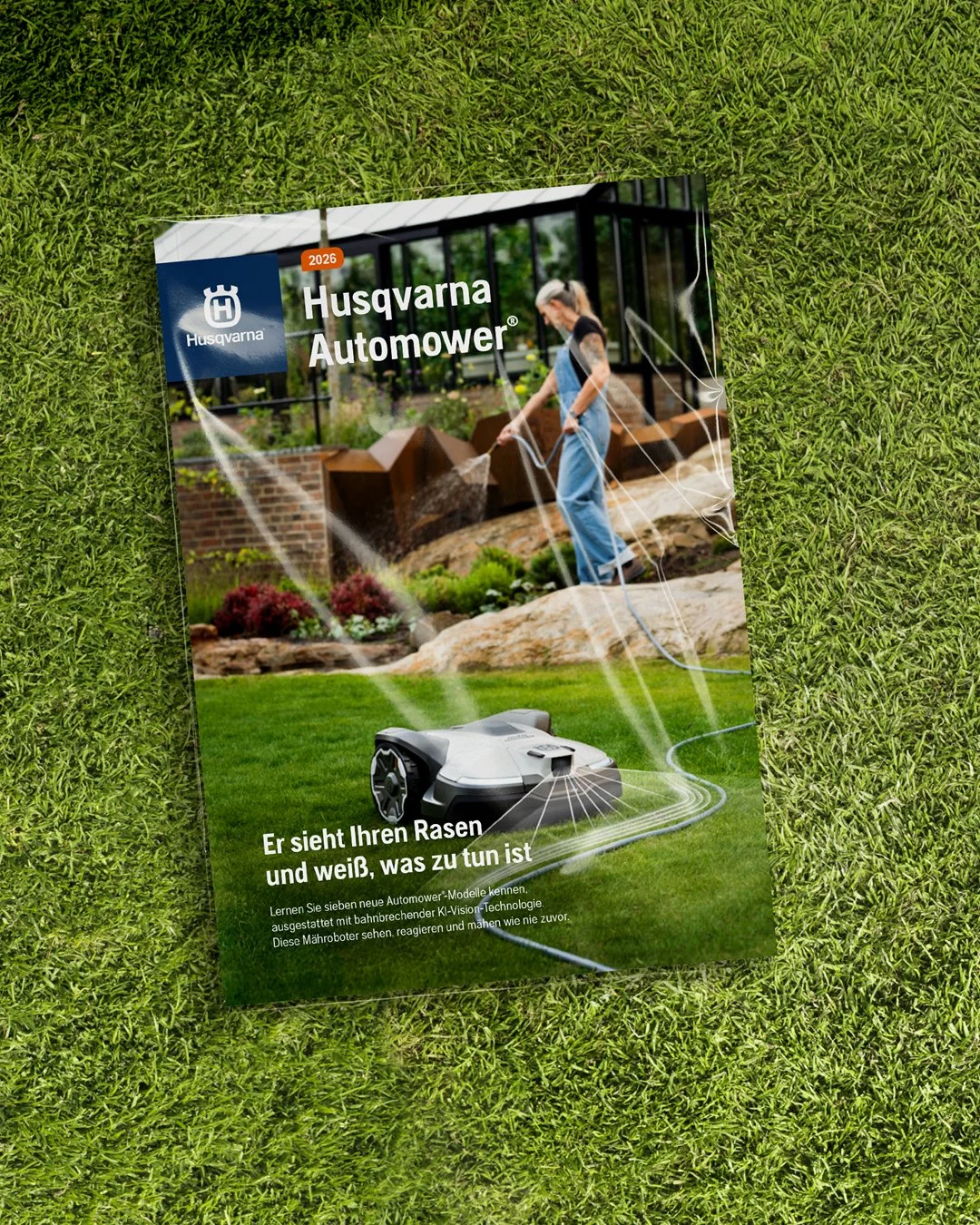 Ein Mann benutzt einen Laubbläser im Herbstwald. Text: Husqvarna Herbstaktion 2024, Aktionszeitraum 15.08. - 15.11.2024, nur für den Fachhandel.