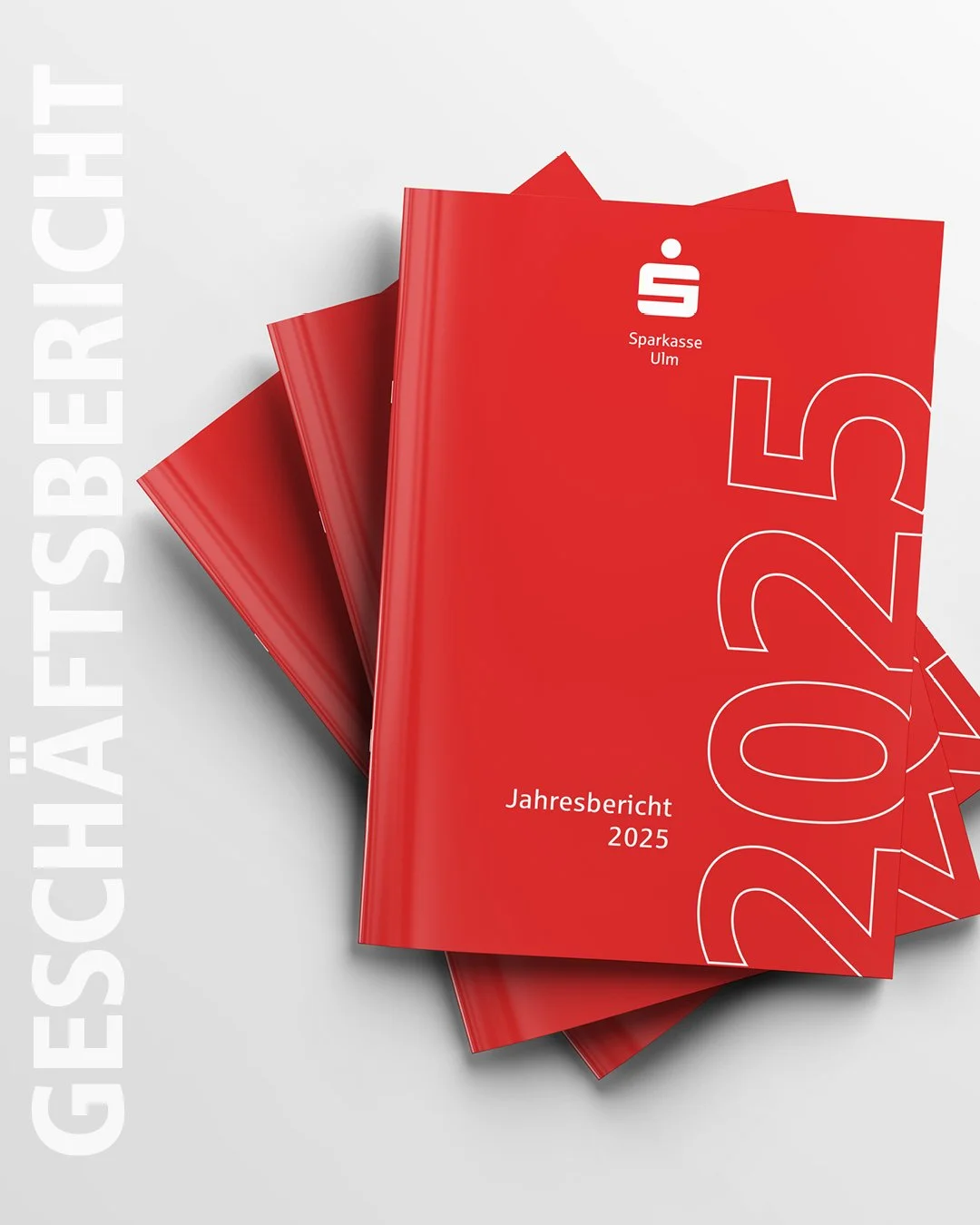 G E S C H &Auml; F T S B E R I C H T 

- Sparkasse Ulm - 

Auch den Jahresbericht 2025 der Sparkasse Ulm durften wir wieder gestalterisch begleiten &ndash; vom Konzept bis zum fertigen Design.

2025 war ein Jahr des Wachstums &ndash; gemeinsam mit Ku