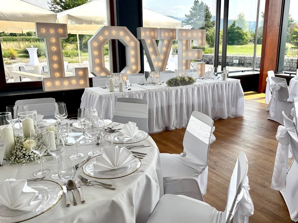 Weiße Dekoration für eine Hochzeit in Denzlingen Schwarzwald