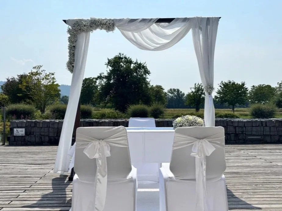 Freie Trauung mit Traubogen in Denzlingen zwischen Freiburg und Emmendingen