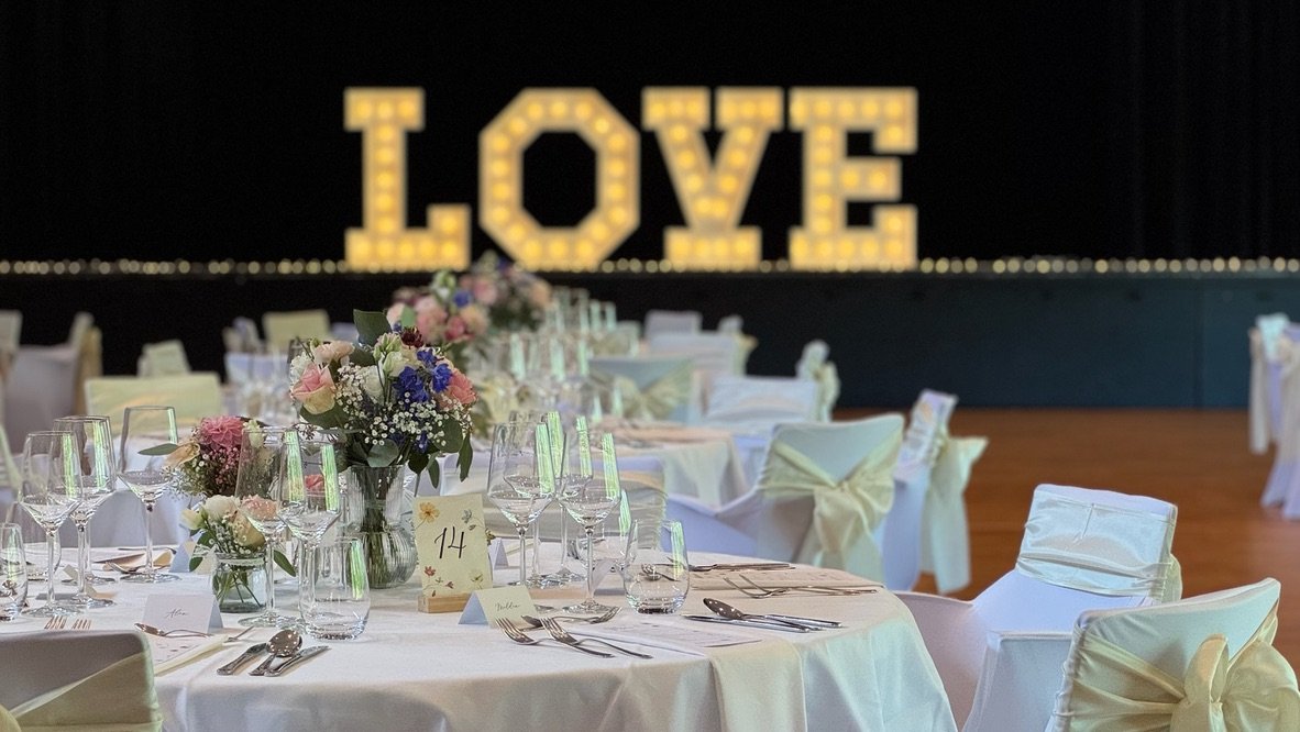 Dekorierter Hochzeitstisch im Lothar Fischer Saal