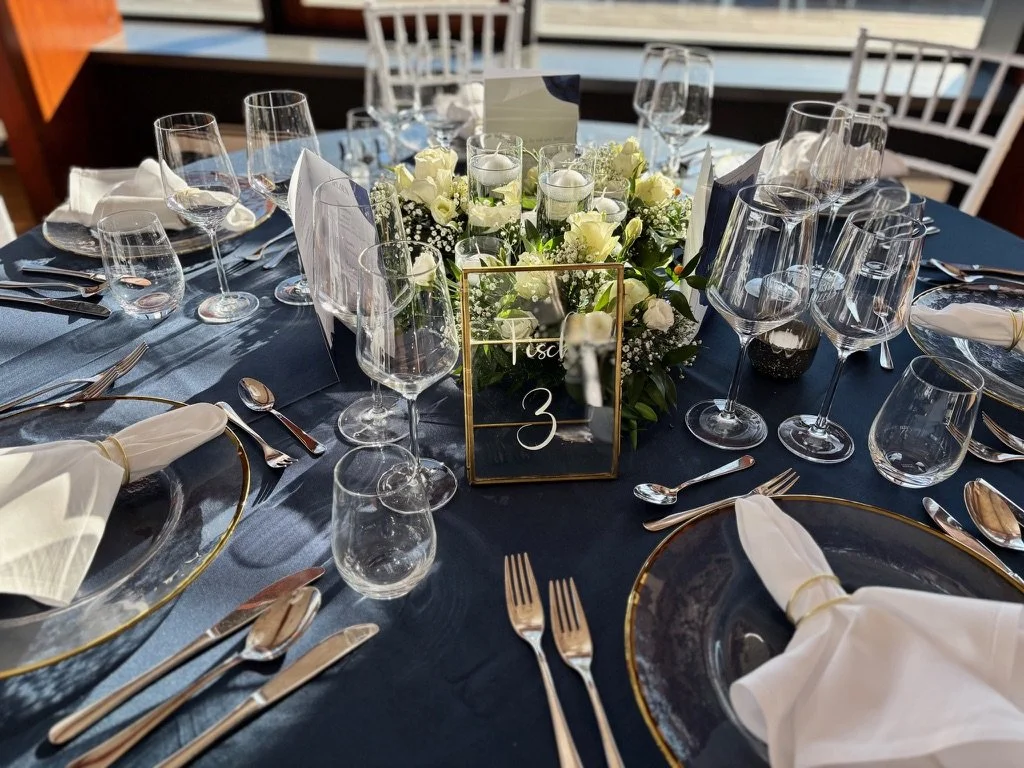 Gedeckter Hochzeitstisch im Kleinen Saal in Denzlingen