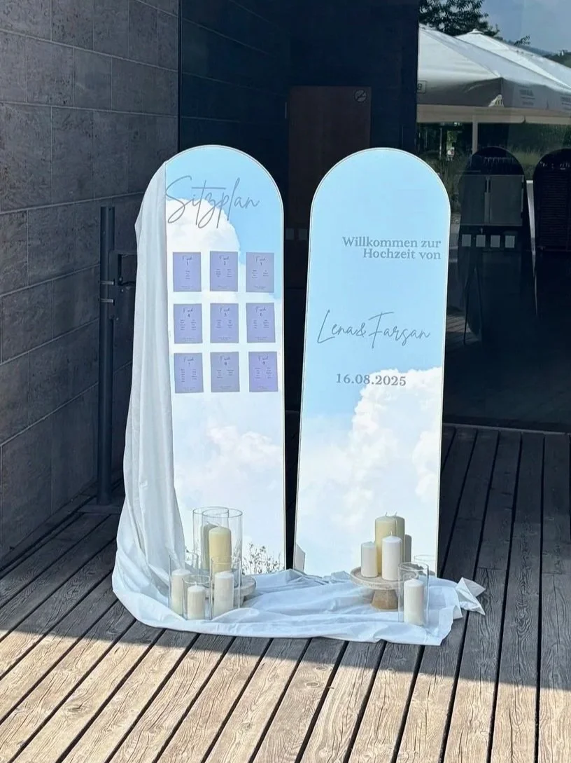 Spiegel als Tischplan für eine Hochzeit