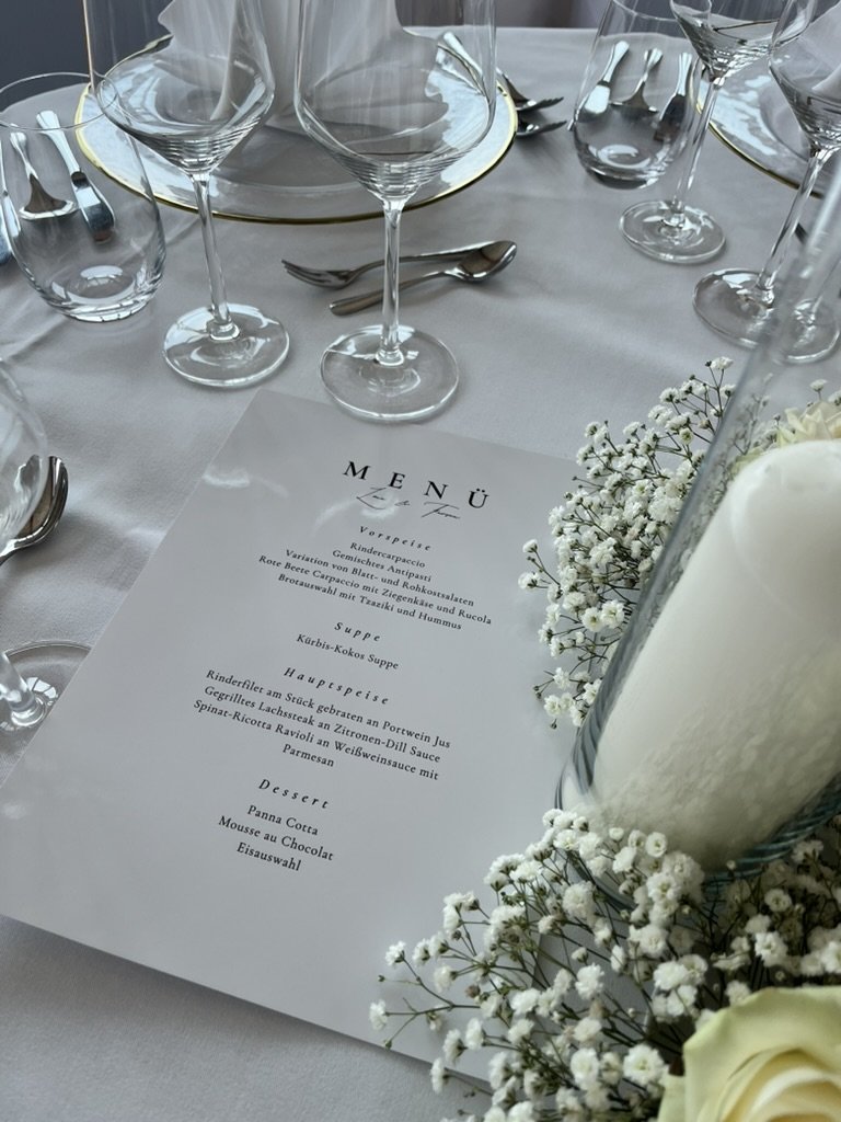 Menükarten für ein festliches Dinner bei einer Hochzeit