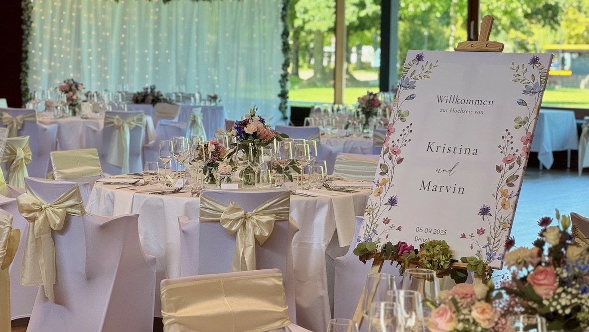 Tischdekoration und Stuhlhussen bei Hochzeitsfeier im Delcanto