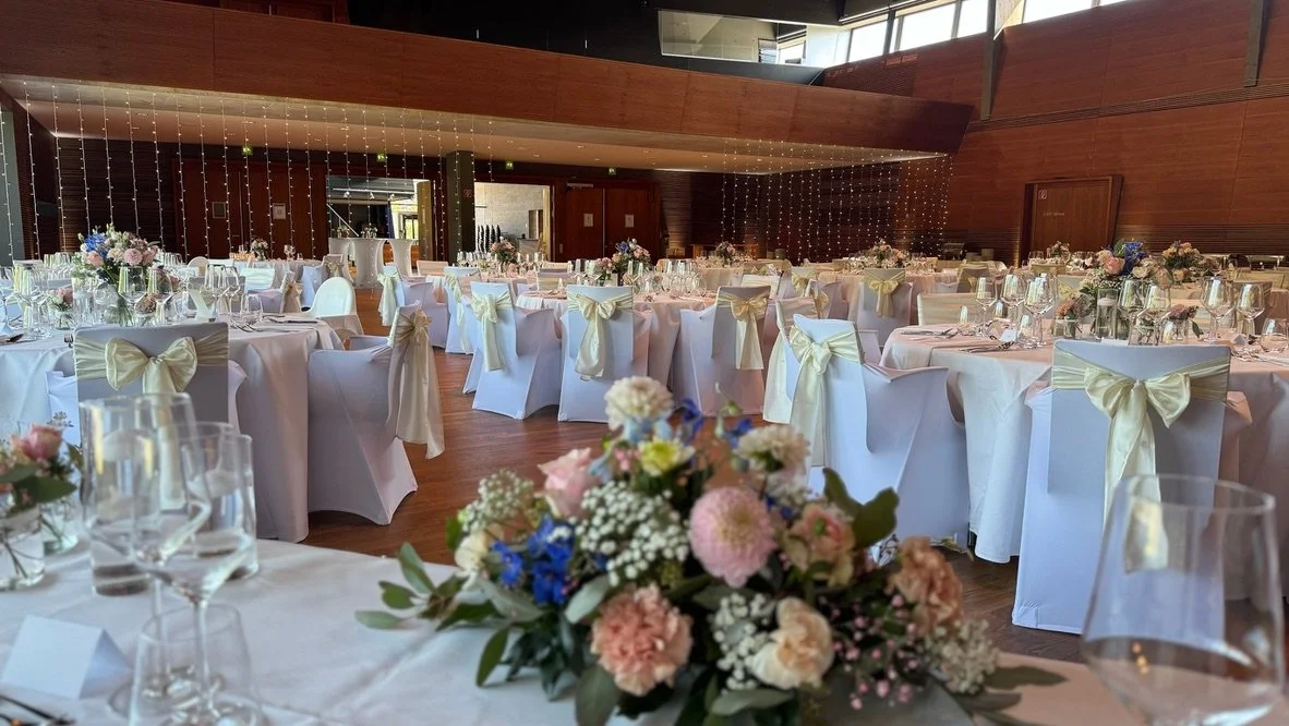 Floristik Stuhlhussen Tischdekoration Lichterkette für eine Hochzeit