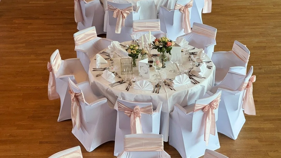 Festliche Hochzeitsdekoration im Lothar-Fischer-Saal für eine große Hochzeit