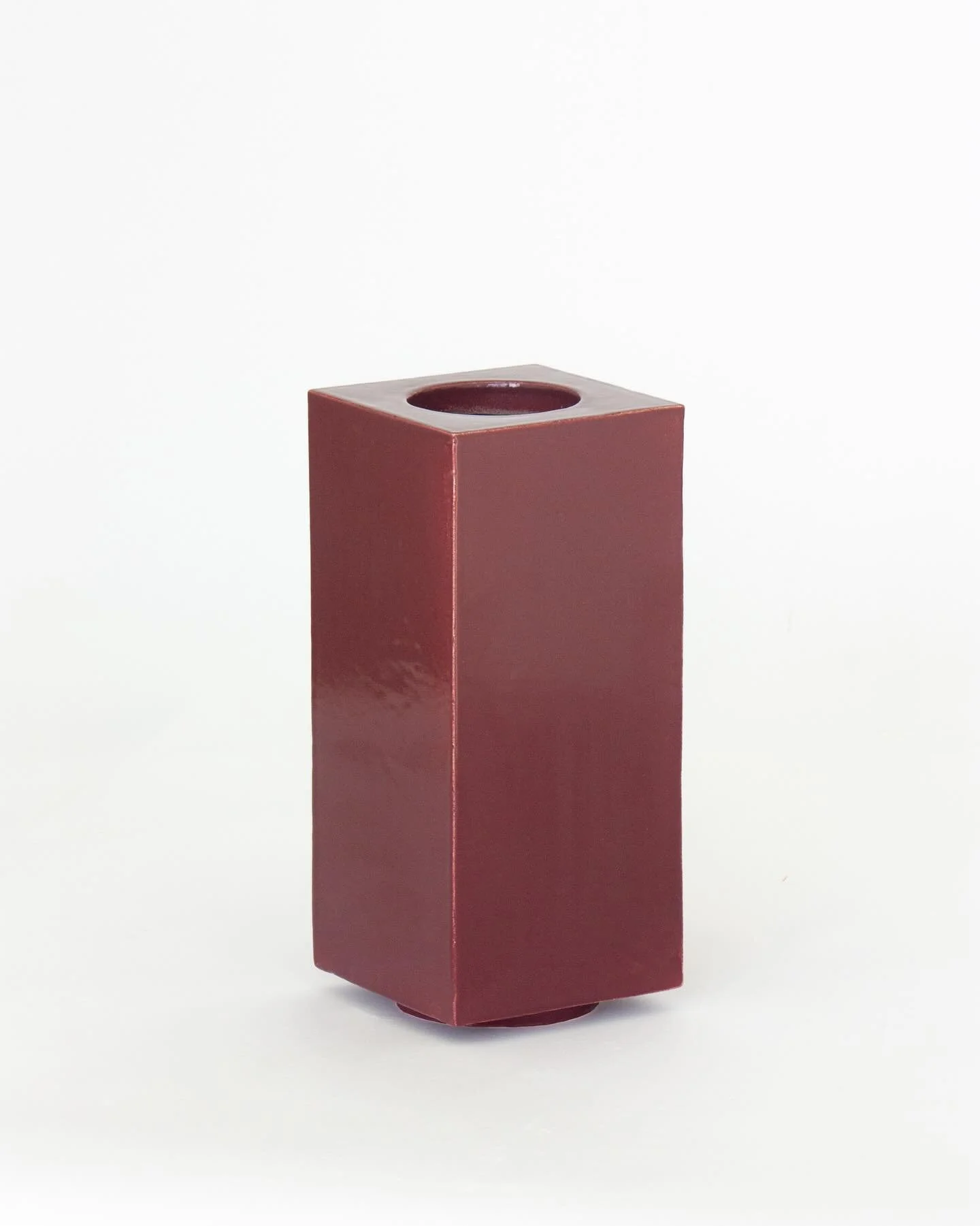 Handcrafted vase stoneware with a dark burgundy glaze. Prismo collection combines bold geometric volumes with the charm of crafted textures.

13 x 13 x 28 cm
13 x 13 x 21 cm

#vases 
#handcrafted 
#homedecor 
#ceramics 
#luxurycraftsmanship 
#red 
#b