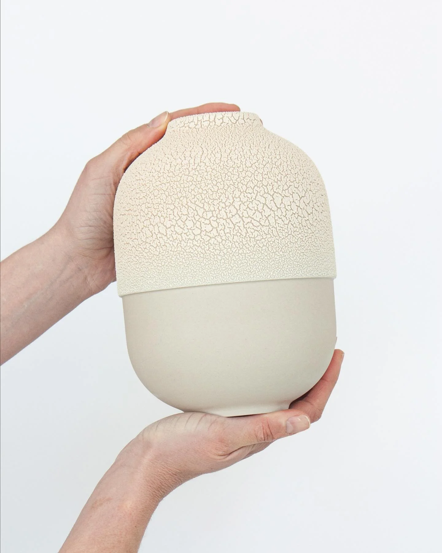 Atacama vase 

Una pieza que impacta por su textura, a la que tenemos ganas de tocar. Mide 20cm de alto y esta disponible tambi&eacute;n en 27 y en 34cm de alto. 

#homedecor #vases #ceramics #interiordesign #craftsmanship #handmade