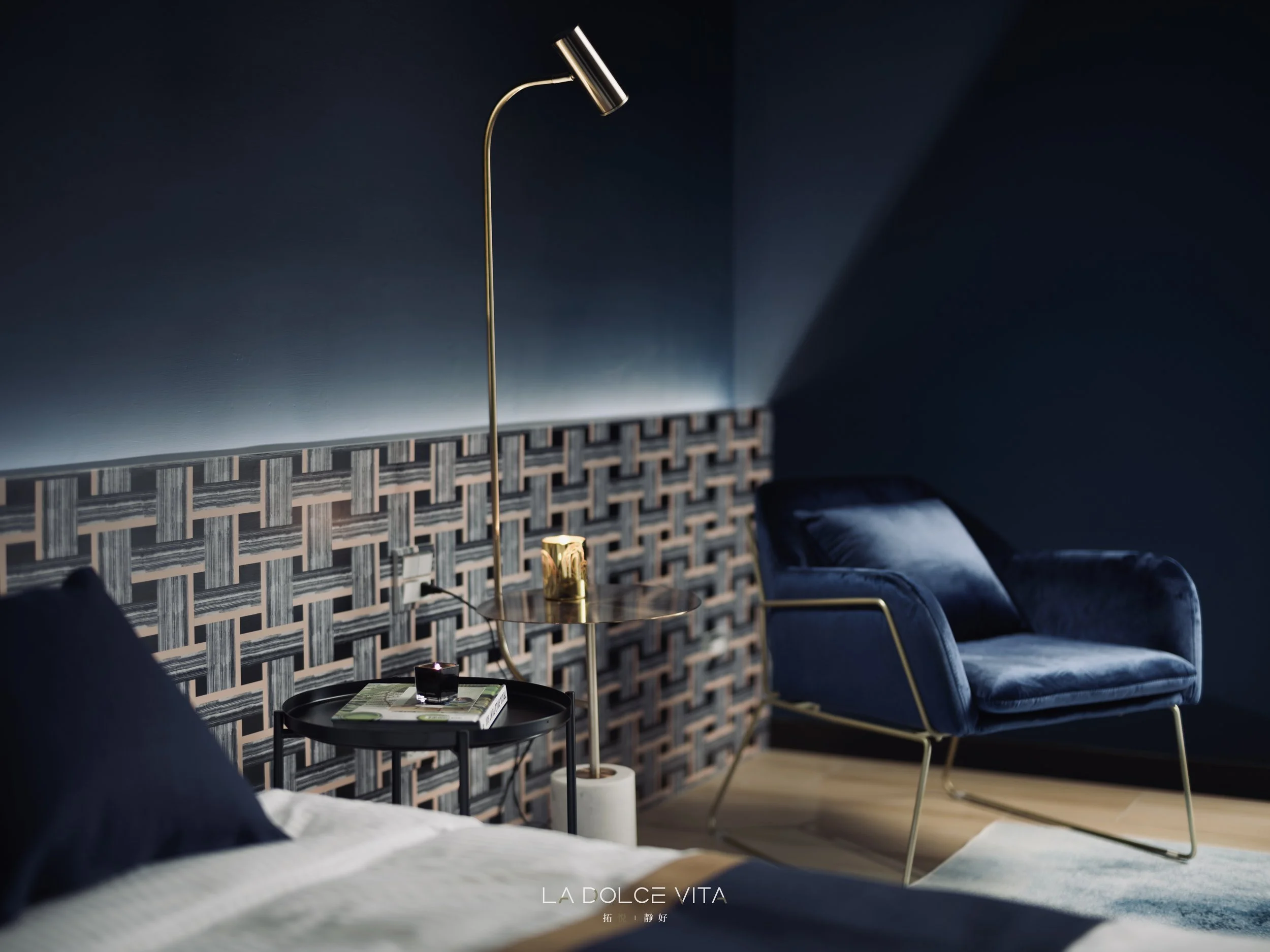 art-hotel-taichung-suite-sofa.jpg