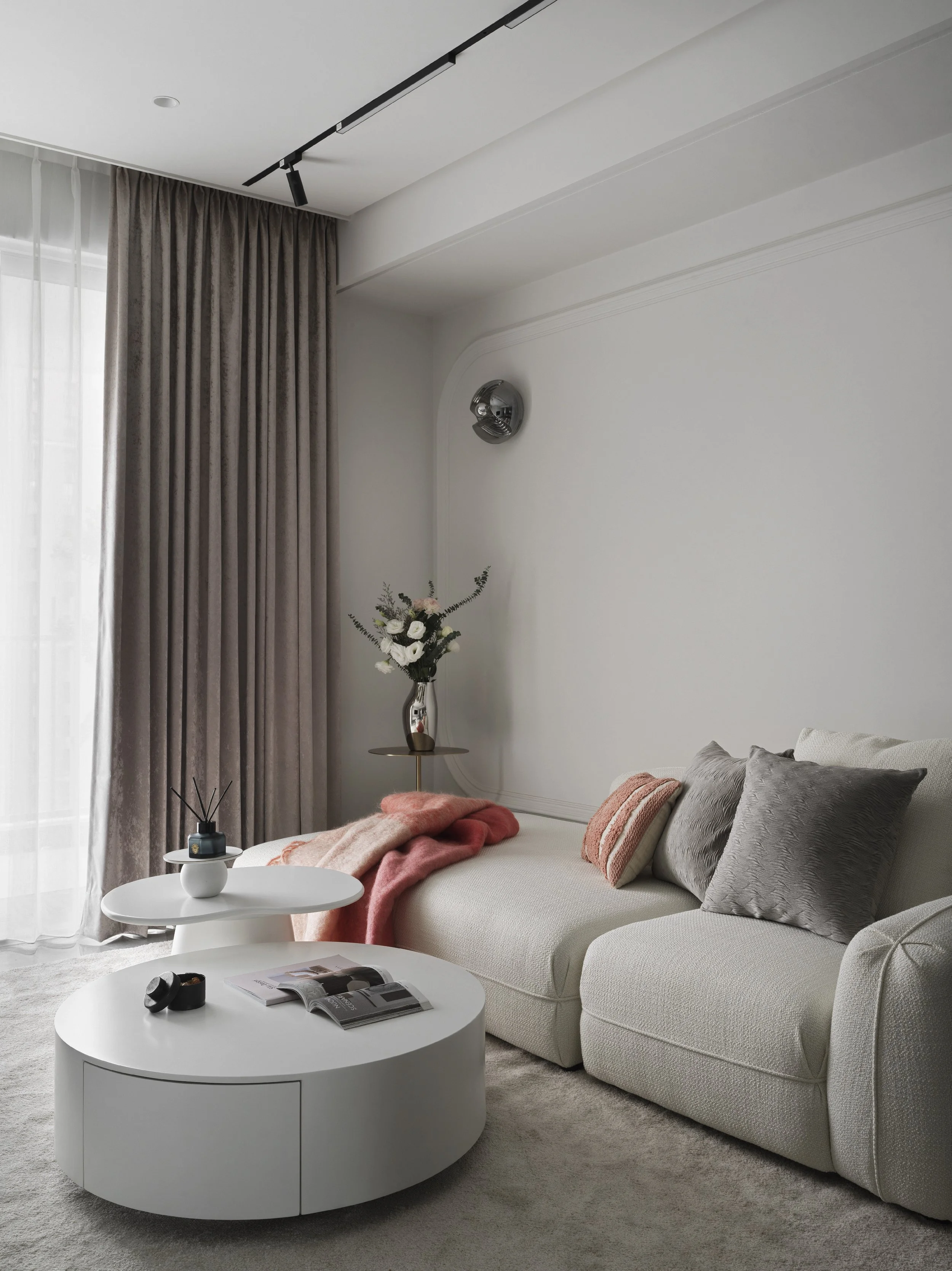 house-h-dalai-living-room2.jpg
