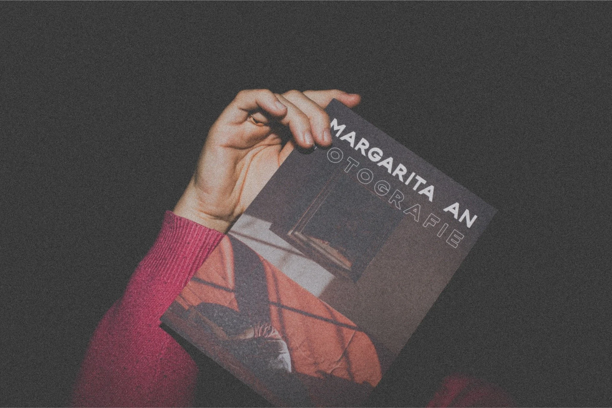 MAKE IT VISIBLE.

Deine Marke ist nicht das, was wir in einem Brand Paper definieren k&ouml;nnten.

Sie entsteht im Kopf der anderen. Mit jedem Kontakt, bewusst oder unbewusst.

Alles z&auml;hlt. Die Fotos, die Farben, der Ton deiner Mails bis hin zu