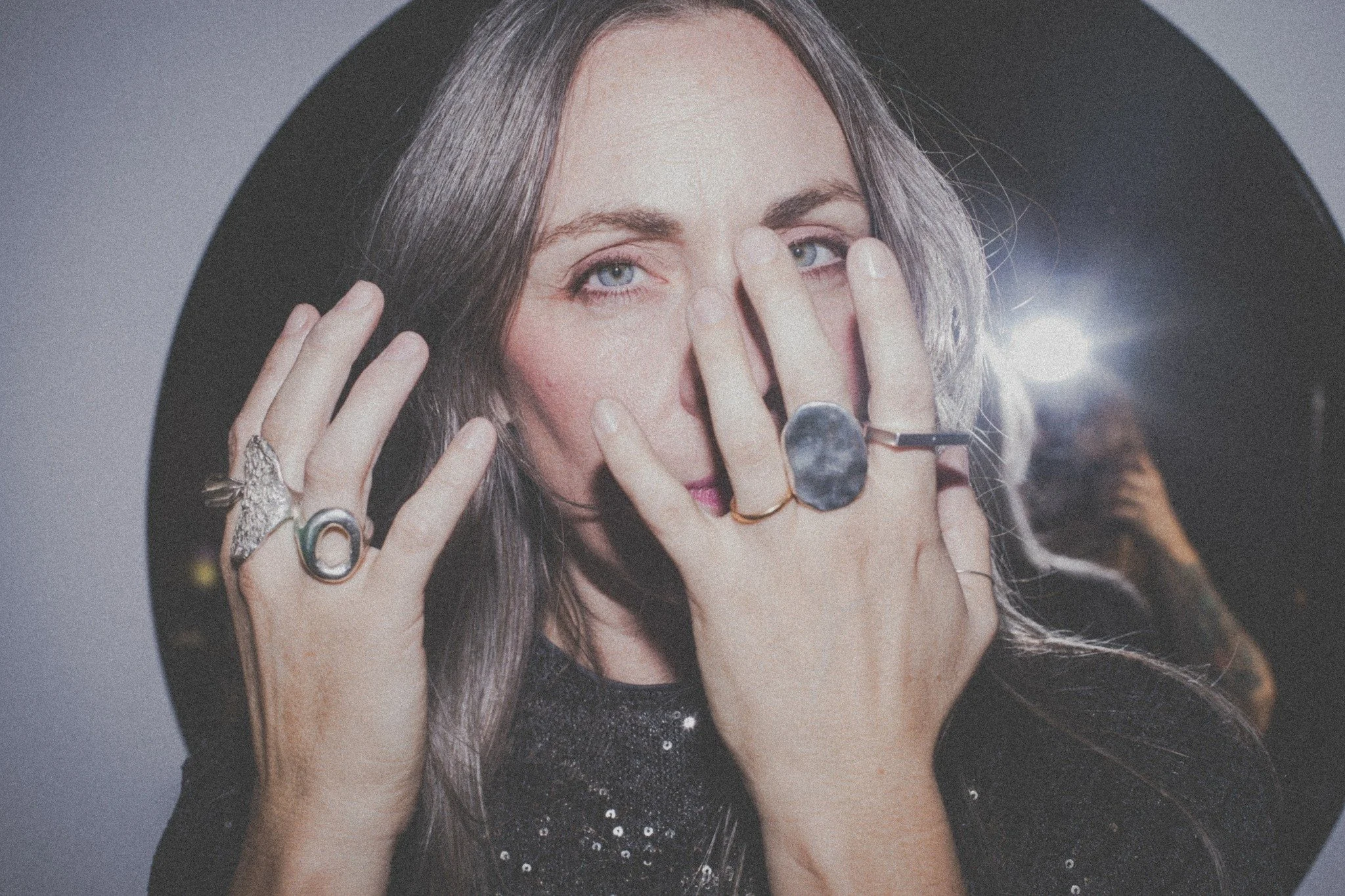 SILVER IS THE NEW BLACK.

Selbst&auml;ndige, M&uuml;tter, Frauen.

Wir lieben es mit unserer Kampagne Gesichter und Stimmen von selbst&auml;ndigen Frauen sichtbar zu machen abseits von Klischees und Schubladen.

Diesmal mit Martha @silversister.jewel