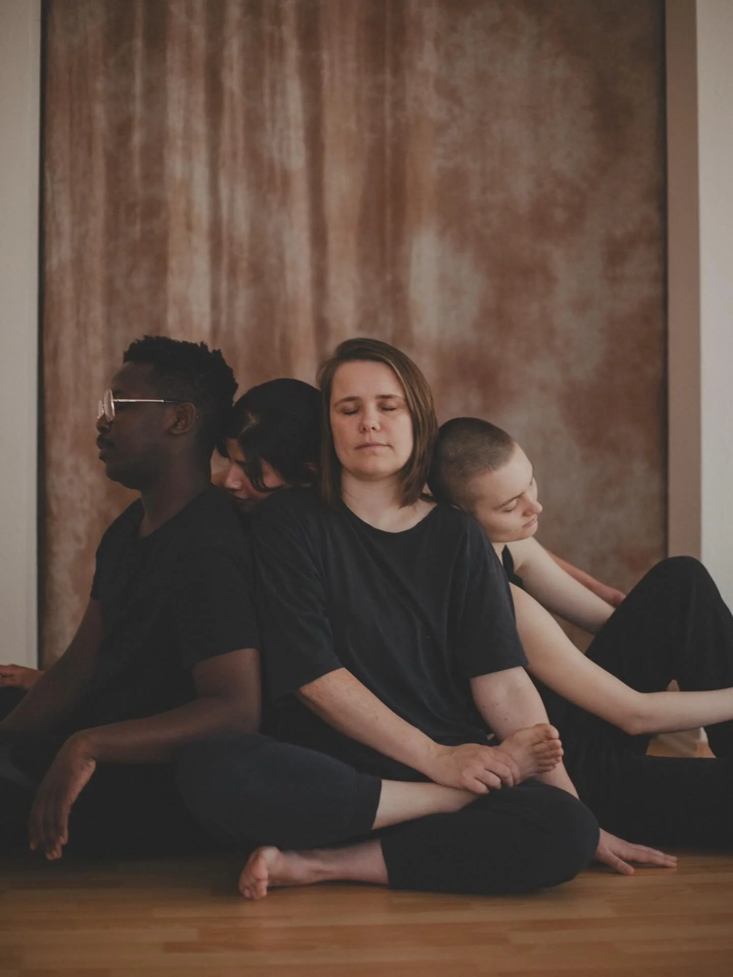 IN THE EYE OF THE STORM.

F&uuml;r sich selbst und andere einzustehen, muss nicht immer laut sein.

Manchmal ist es gut leise zu werden, wenn alles schreit. Und alles um uns herum immer schneller, lauter und greller wird.

Und dabei ganz bei sich zu 