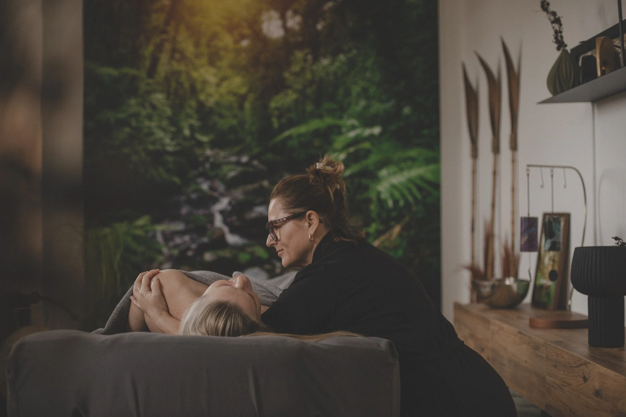 WE GO DEEP.

Bevor wir &uuml;ber ein Logo, besondere Farben oder magische Fotos nachdenken, stellen wir euch viele Fragen.

Weil es uns nicht nur darum, euch sch&ouml;n zu pr&auml;sentieren. Uns interessiert, mit welchem Gef&uuml;hl Menschen eure Pro