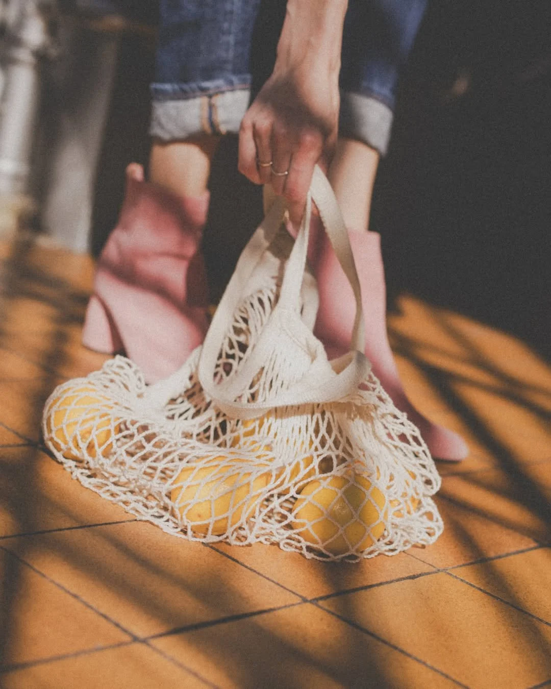 NOT JUST A PINK SUIT.

Wir brauchen mehr Stimmen, die Stereotypes hinterfragen und aufbrechen.

Umso happier waren wir den Vibe vom @layers_mag  mit unserem Brand Editorial einzufangen.

Abseits von klassischen Portraits und Arbeitssituationen durfte