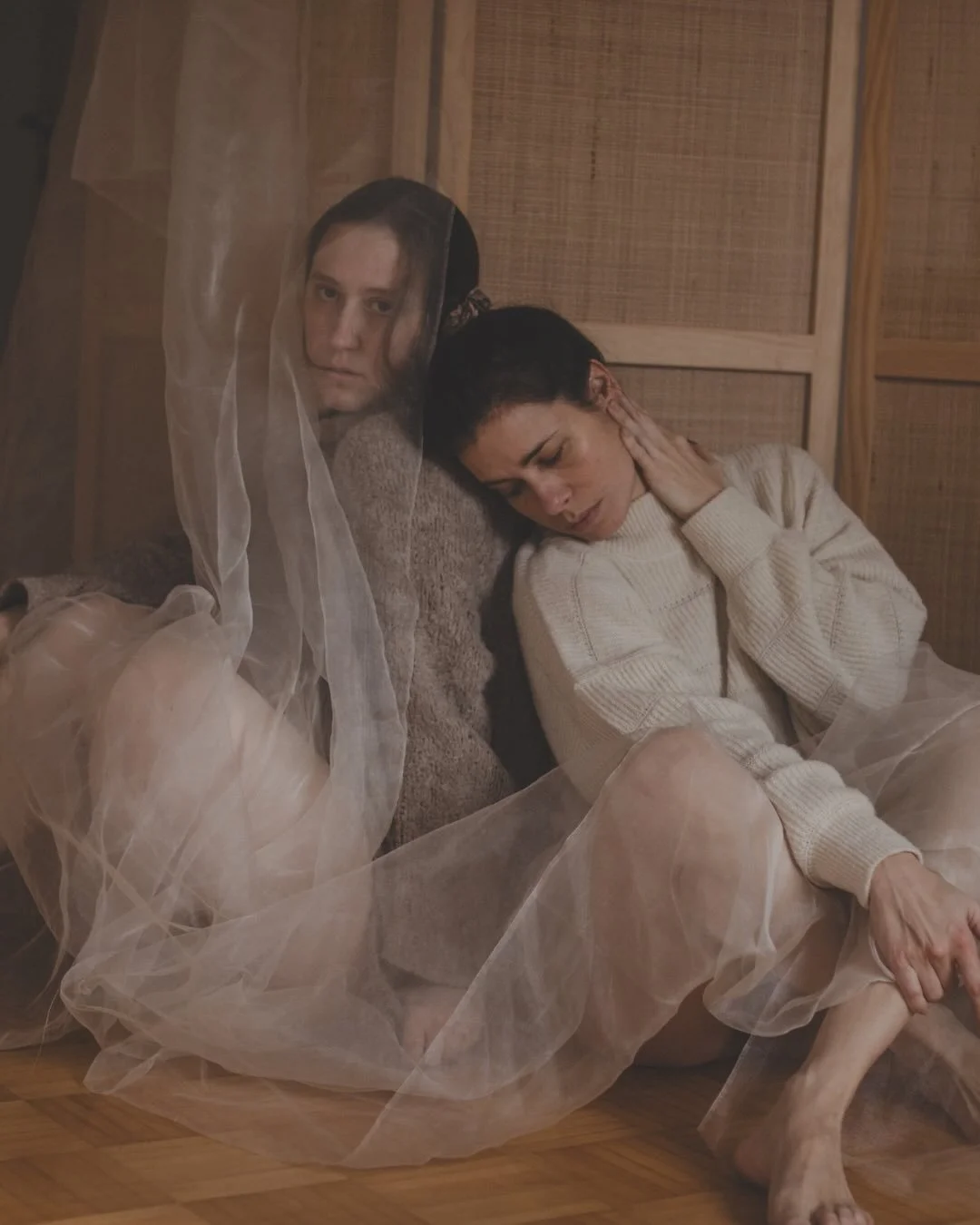 LEAN ON ME.

Wir sind bewusst sanft mit uns.

Auch wenn das bedeutet, mit der Kuscheldecke im Bett zu arbeiten oder den Laptop fr&uuml;her zuzuklappen.

Weil wir so viel miteinander sprechen, wissen wir jeden Tag wie die andere da ist. 

Ja, wir schw