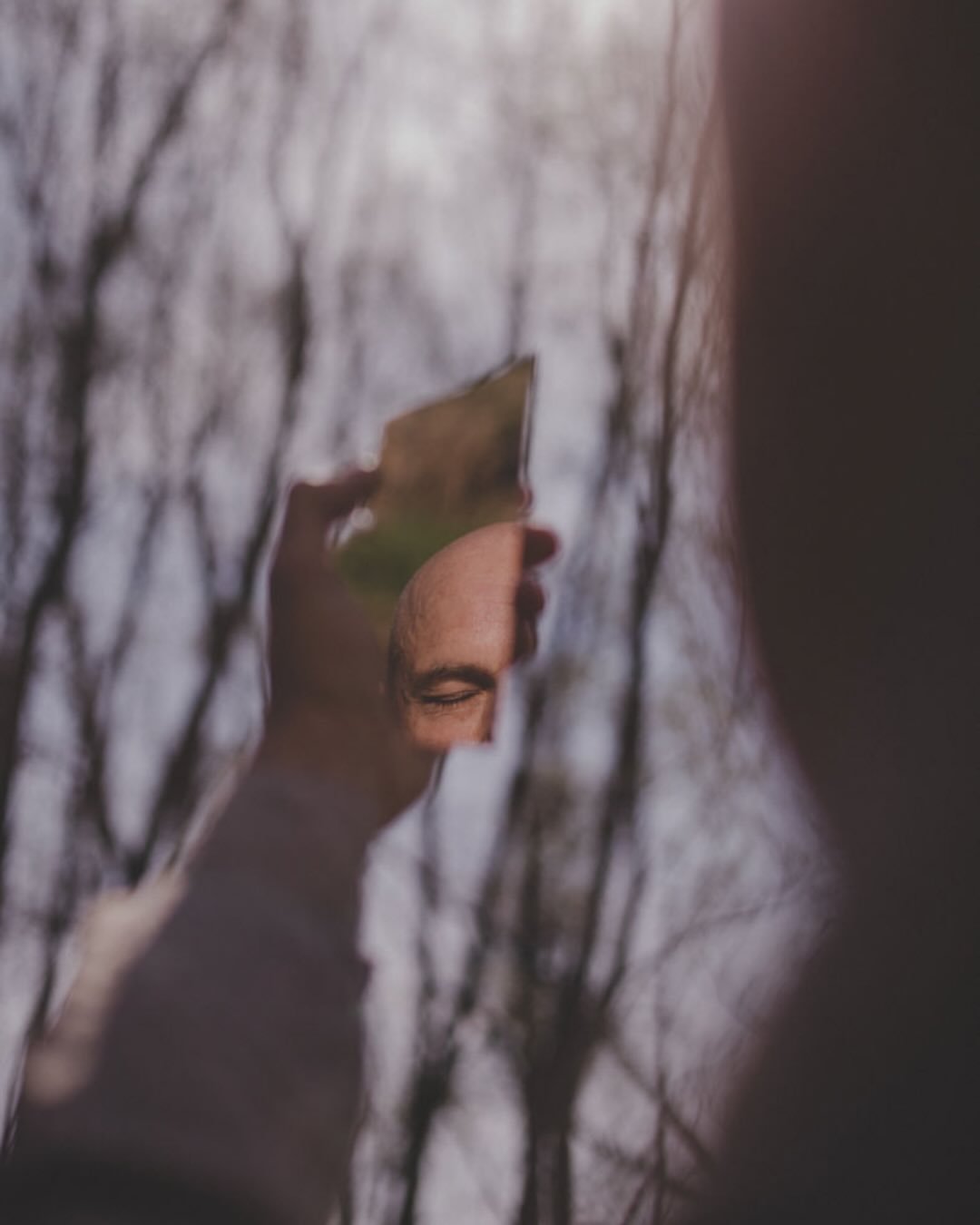 BACK TO THE WILD.

Was ist schon &sbquo;m&auml;nnlich&lsquo;? Und wer definiert das eigentlich?

Mit Stephan durften wir das Bild von M&auml;nnlichkeit jenseits von Erwartungen und Klischees erkunden und eine starke Bildwelt erschaffen, die sein lieb