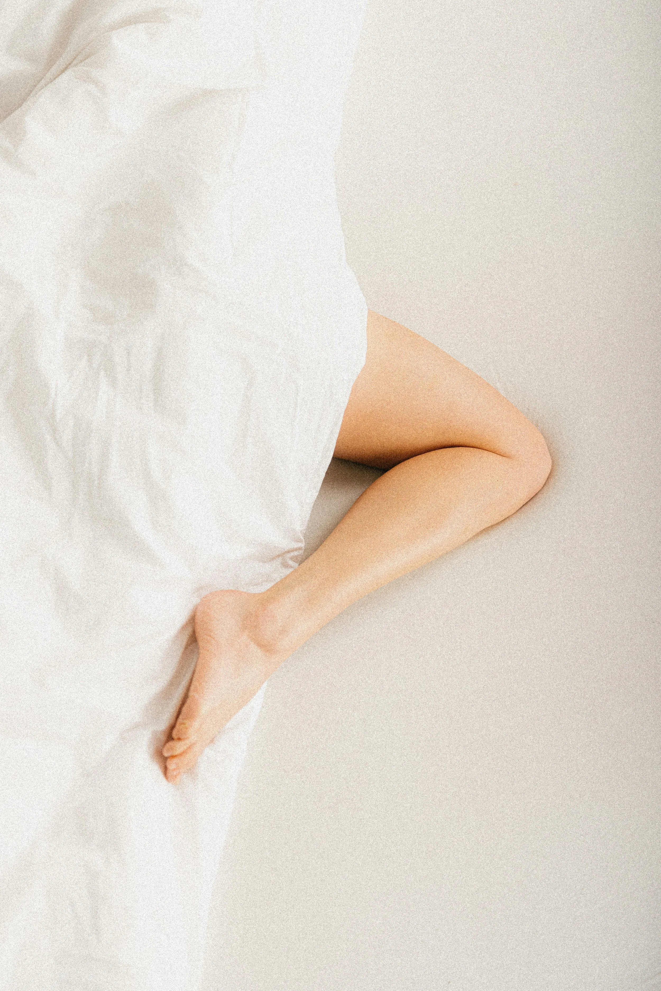 Jambes lourdes en été : 10 astuces naturelles pour retrouver des jambes légères