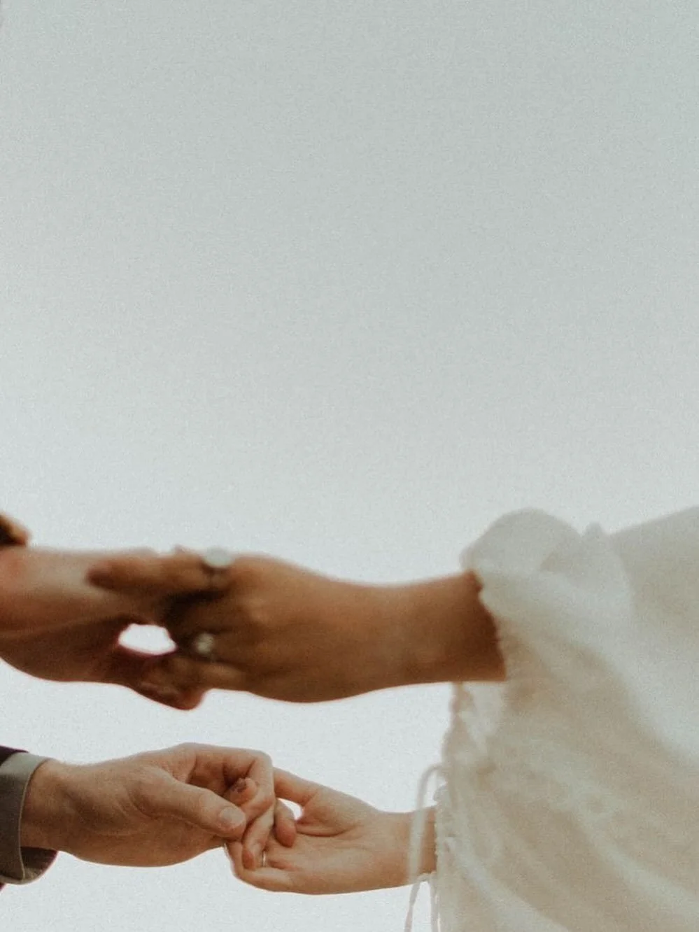 Manca poco al 🌕✨&nbsp;TAURUS FULL MOON GATHERING&nbsp;✨🌿

Luned&igrave; 3 Novembre | 19:30&ndash;21:30 | su Zoom

🌝 Un Cerchio virtuale di 2 ore dedicato alla Luna Piena in Toro in cui sperimenterai:

&bull; Kriya del Kundalini Yoga per il  Radica