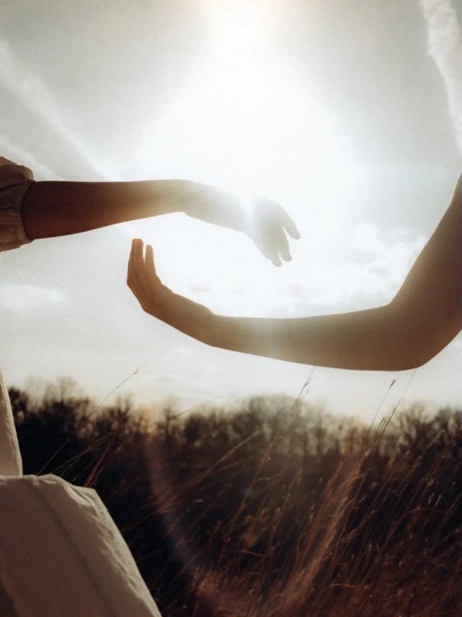 &ldquo;Winter Solstice is the highest experience of group consciousness: serving, meditating, and celebrating as one.&rdquo;
&mdash; Yogi Bhajan

Il Solstizio d&rsquo;Inverno segna la notte pi&ugrave; lunga dell&rsquo;anno.
Il Sole &egrave; al punto 