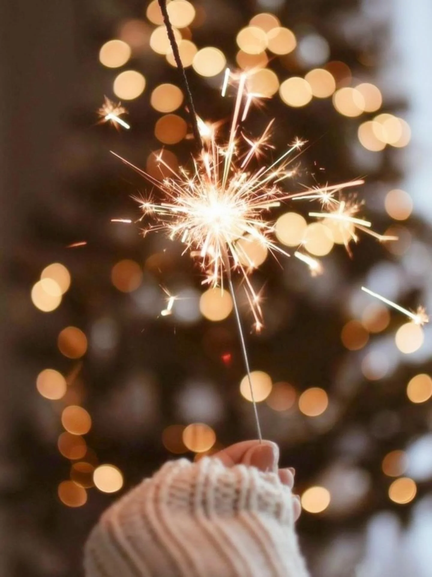 ✨RITUALE DI FINE ANNO | Gratitudine &amp; Rilascio✨

🕯 Prendi due fogli e una penna.
⏱ Imposta un timer di 99 secondi.

1️⃣ Gratitudine
Scrivi senza pensare tutto ci&ograve; per cui sei grata quest&rsquo;anno.
Grande. Piccolo. Inaspettato.

2️⃣ Rila